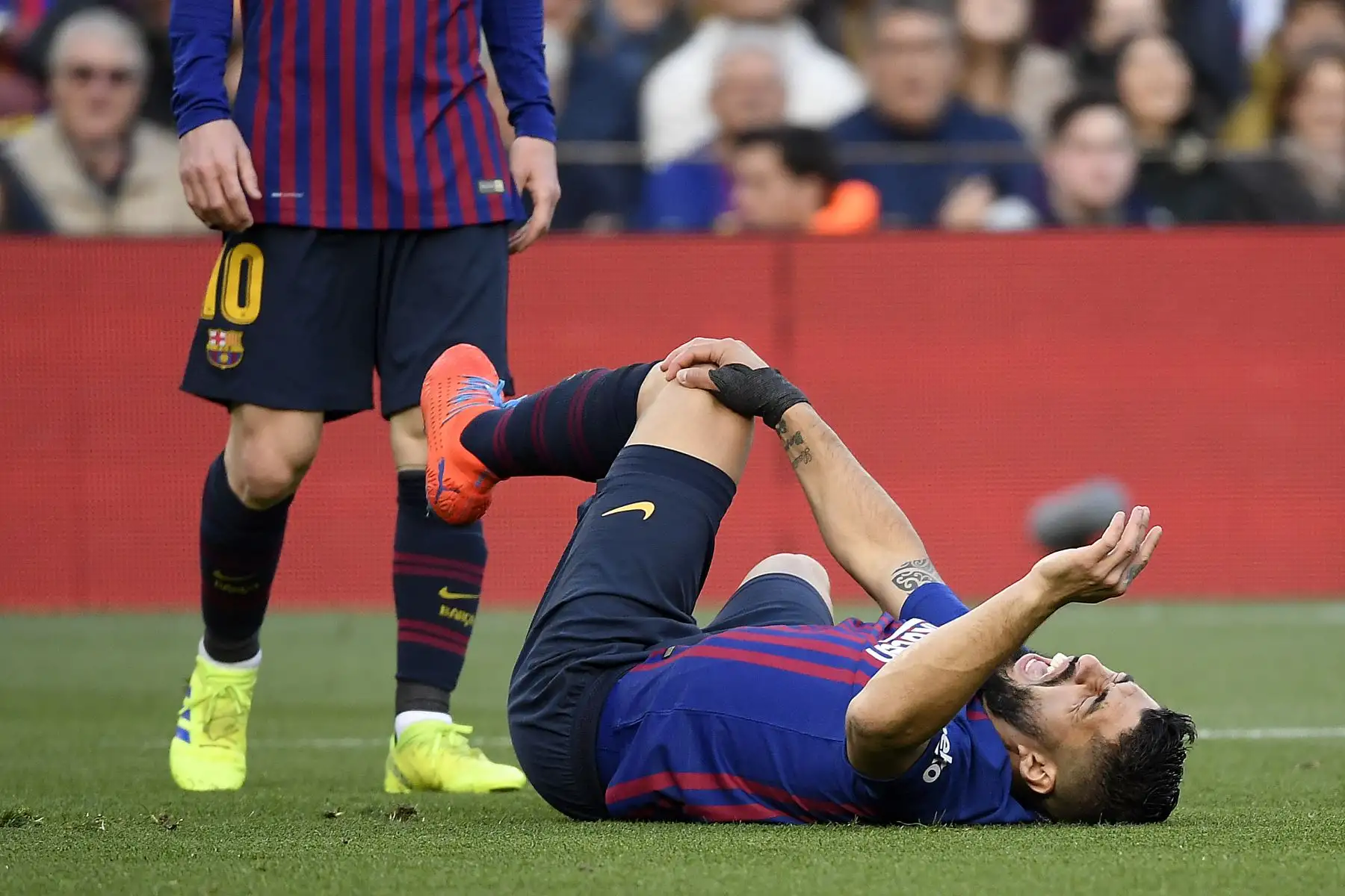 El delantero uruguayo Luis Suarez del Barcelona gesticula en el suelo durante el partido de fútbol de la liga española entre el FC Barcelona y el RCD Espanyol .Foto :AFP