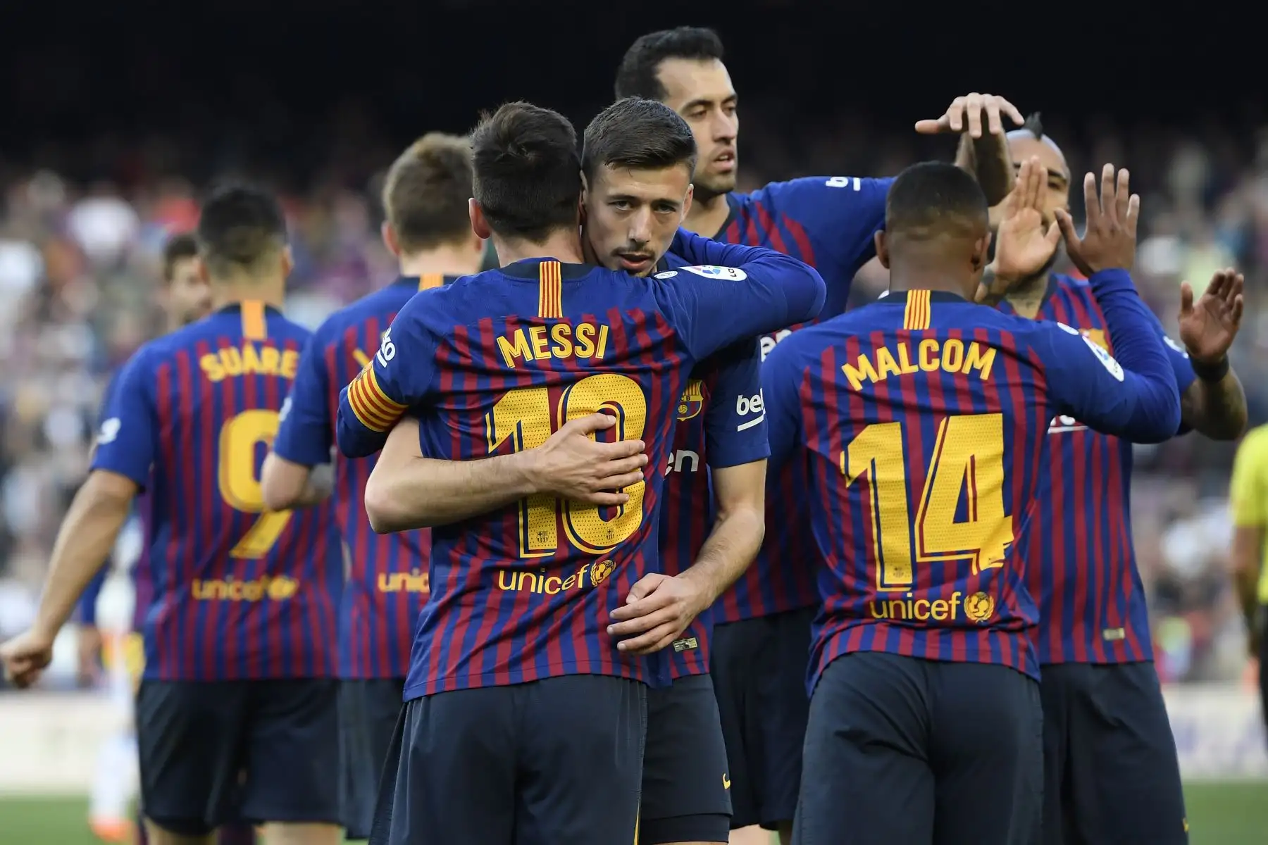 El delantero argentino del Barcelona Lionel Messi (C) celebra con sus compañeros de equipo luego de marcar un segundo gol durante el partido de fútbol de la liga española entre el FC Barcelona y el RCD Espanyol.Foto:AFP