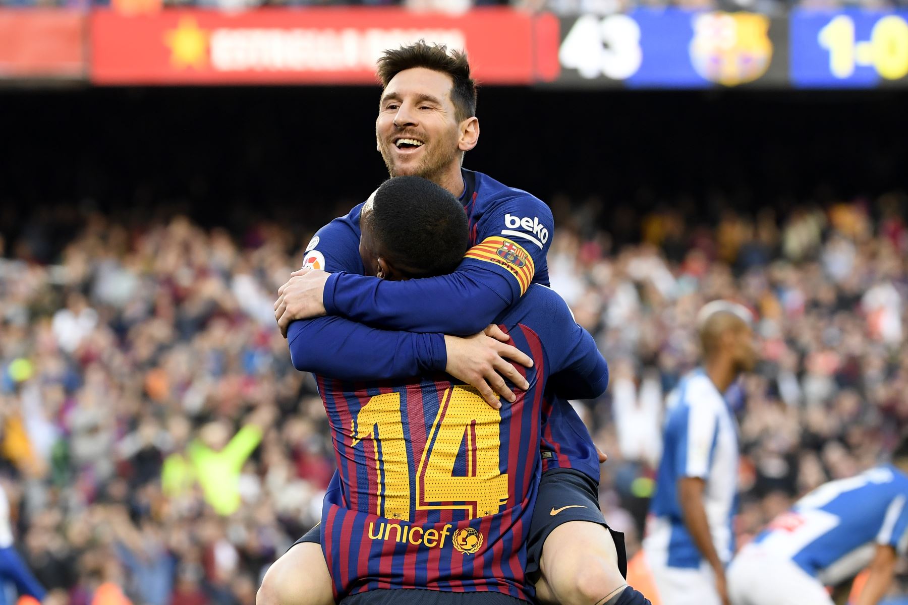 El delantero argentino del barcelonés Lionel Messi (atrás) celebra con el mediocampista brasileño Malcom luego de anotar un segundo gol durante el partido de fútbol de la liga española entre el FC Barcelona y el RCD Espanyol.Foto:AFP