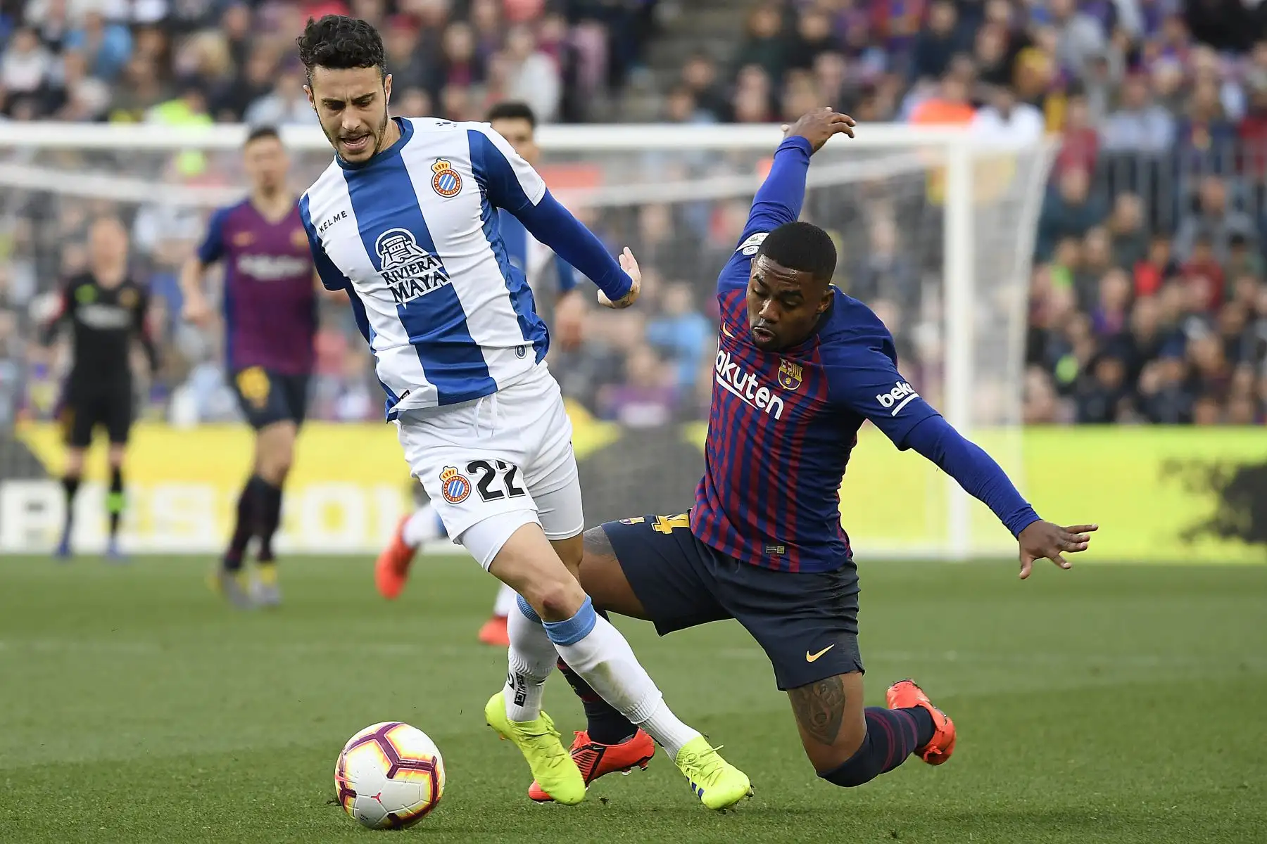 El mediocampista brasileño del Barcelona, Malcom (R), desafía al defensa español del Espanyol Mario Hermoso durante el partido de fútbol de la liga española entre el FC Barcelona y el RCD Espanyol.Foto:AFP
