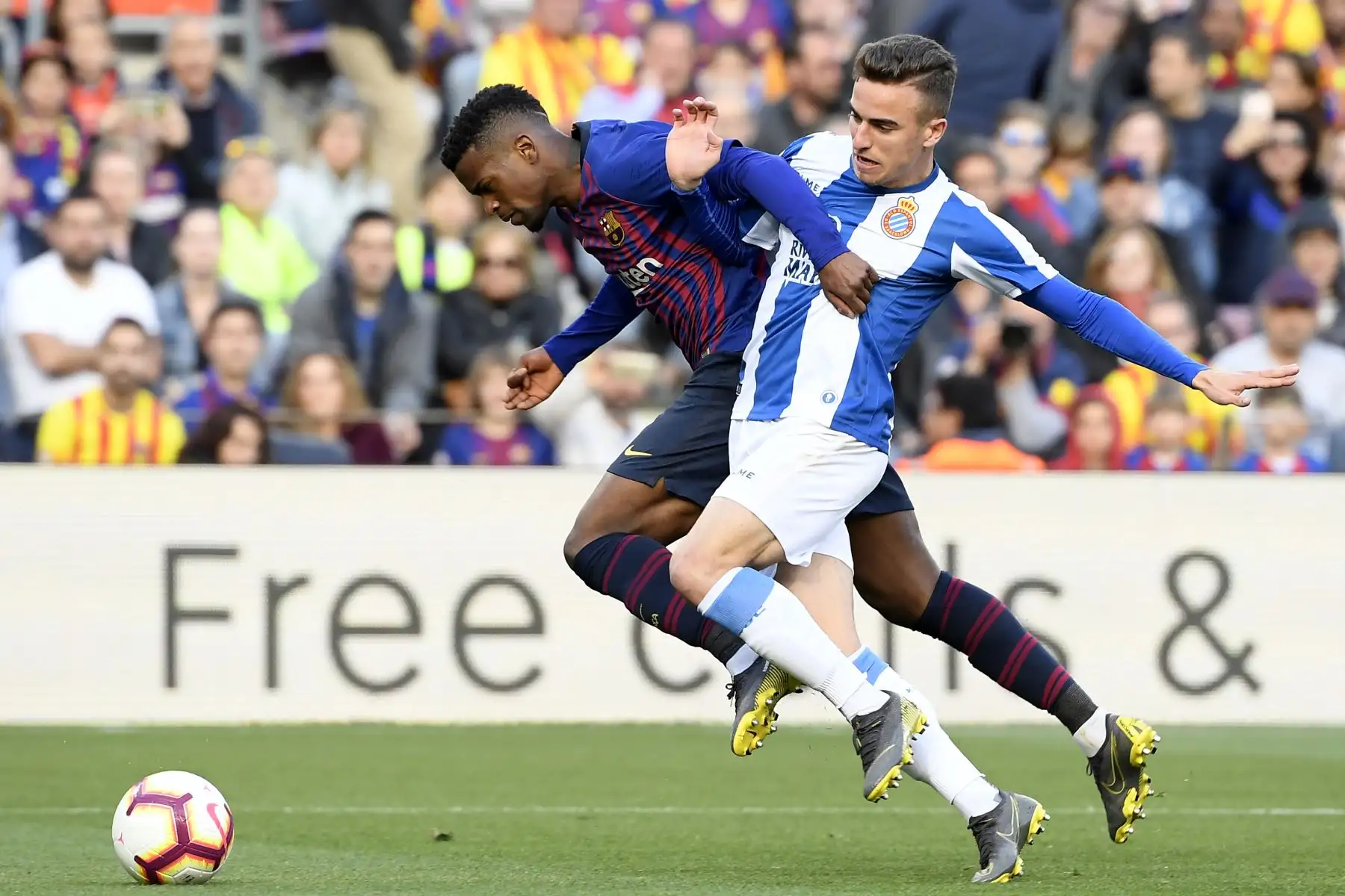 La defensora española del Espanyol, Adria Pedrosa (R), enfrenta al defensor portugués de Barcelona Nelson Semedo durante el partido de fútbol de la liga española entre el FC Barcelona y el RCD Espanyol.Foto:AFP