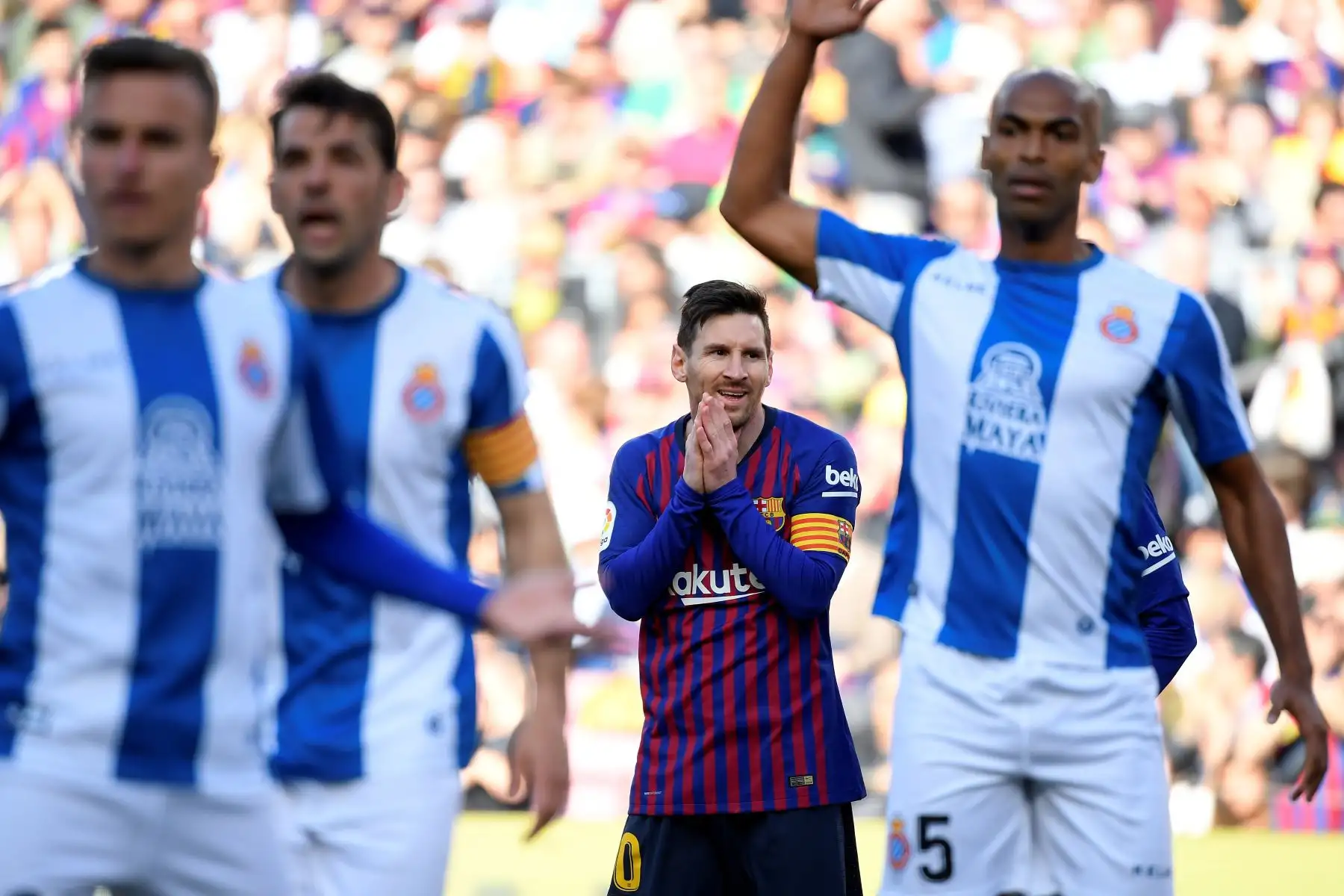 El delantero argentino de Barcelona Lionel Messi (C) reacciona después de perder una oportunidad de gol durante el partido de fútbol de la Liga española entre el FC Barcelona y el RCD Espanyol.Foto: AFP
