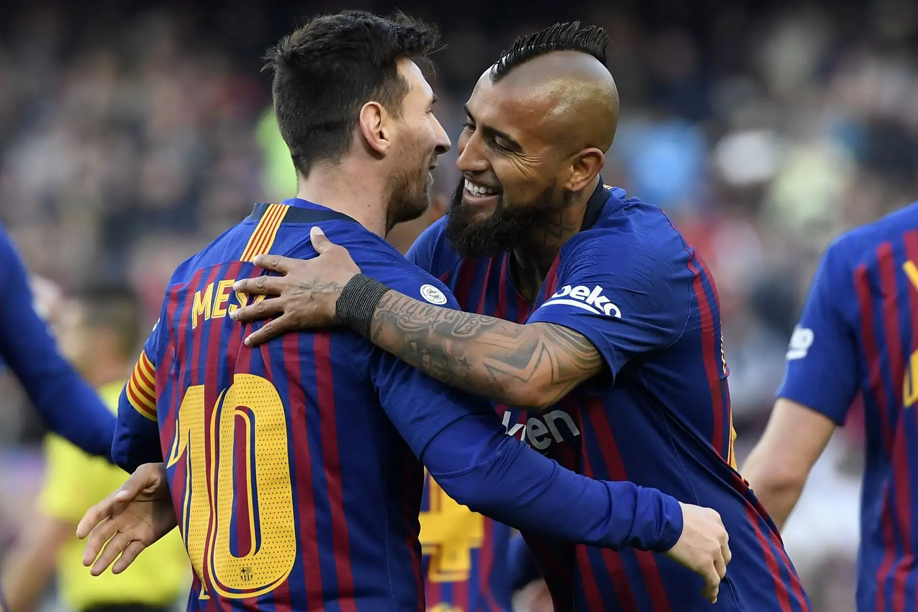 El delantero argentino de Barcelona Lionel Messi celebra con el mediocampista chileno Arturo Vidal (R) de Barcelona luego de marcar un segundo gol durante el partido de fútbol de la liga española entre el FC Barcelona y el RCD Espanyol.Foto: AFP