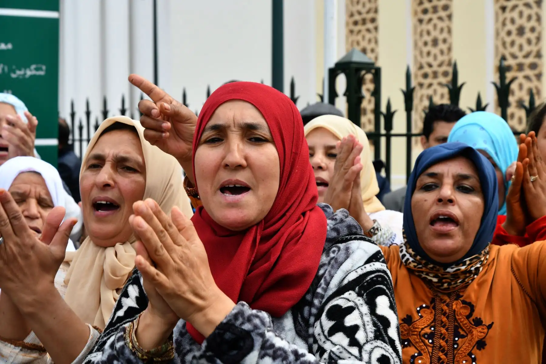Mujeres marroquies reciben con emoción al papa Francisco. Foto: AFP