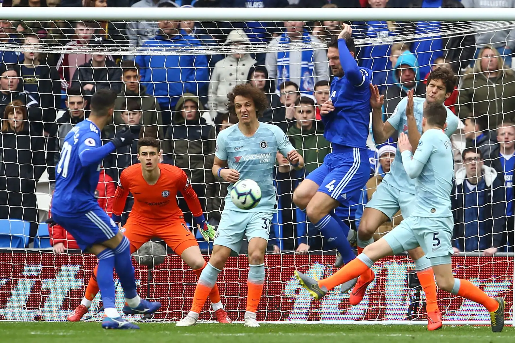 El mediocampista español de Cardiff City, Víctor Camarasa (L), dispara para marcar el primer gol del partido de fútbol de la Premier League inglesa entre Cardiff City y Chelsea en el Cardiff City Stadium.Foto:AFP
