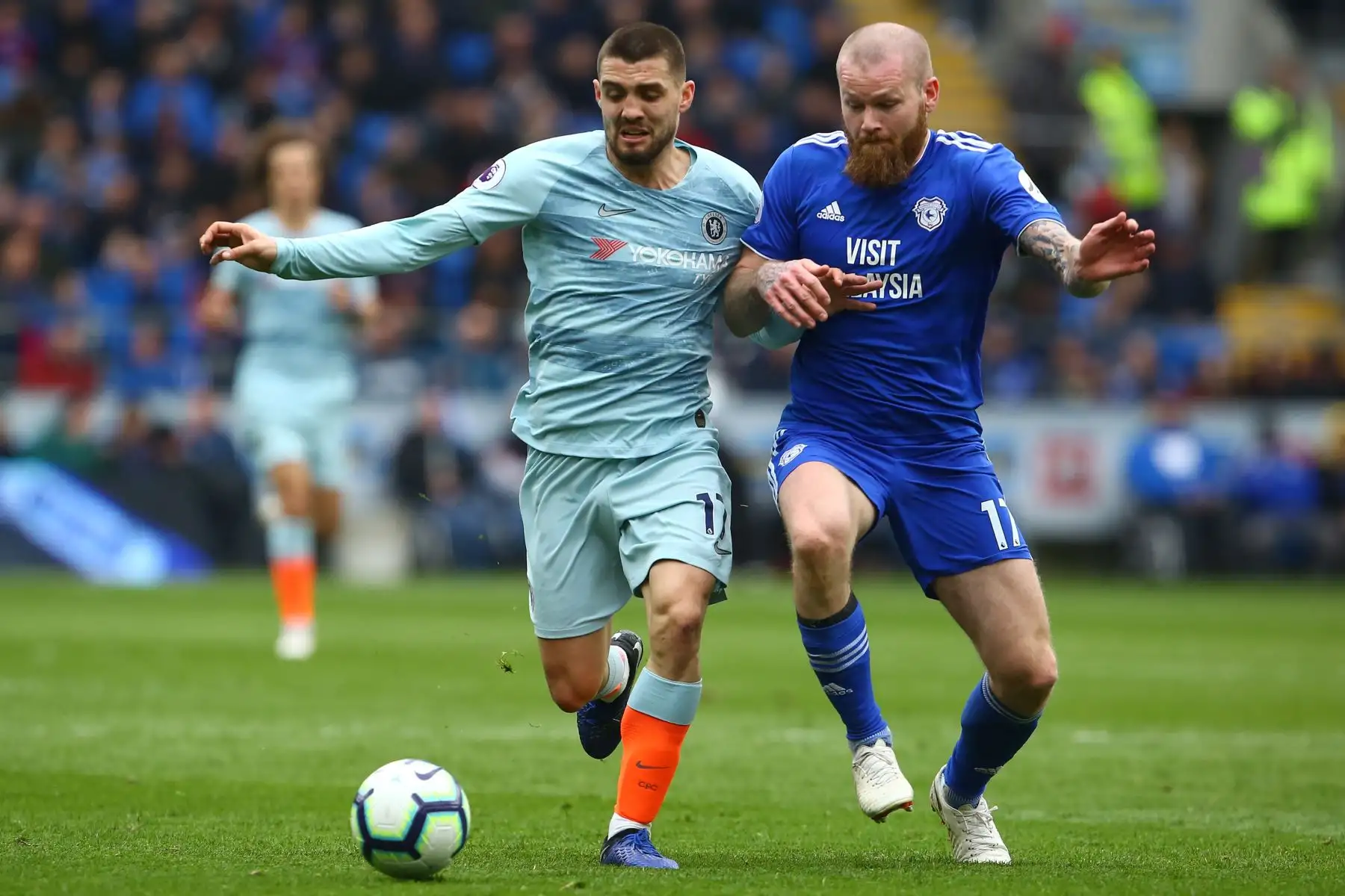 El mediocampista belga del Chelsea Eden Hazard compite con el mediocampista inglés de Cardiff City Harry Arter (L) durante el partido de fútbol de la Premier League inglesa entre Cardiff City y Chelsea en el Cardiff City Stadium. Foto:AFP