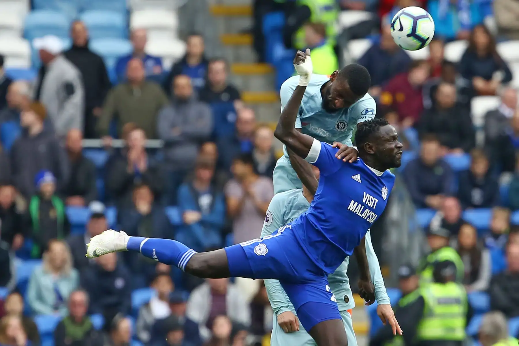 El defensor alemán del Chelsea, Antonio Rudiger (arriba), gana un cabezazo del delantero senegalés de Cardiff City, Oumar Niasse, durante el partido de fútbol de la Premier League inglesa entre Cardiff City y Chelsea en el Cardiff City Stadium.Foto:AFP