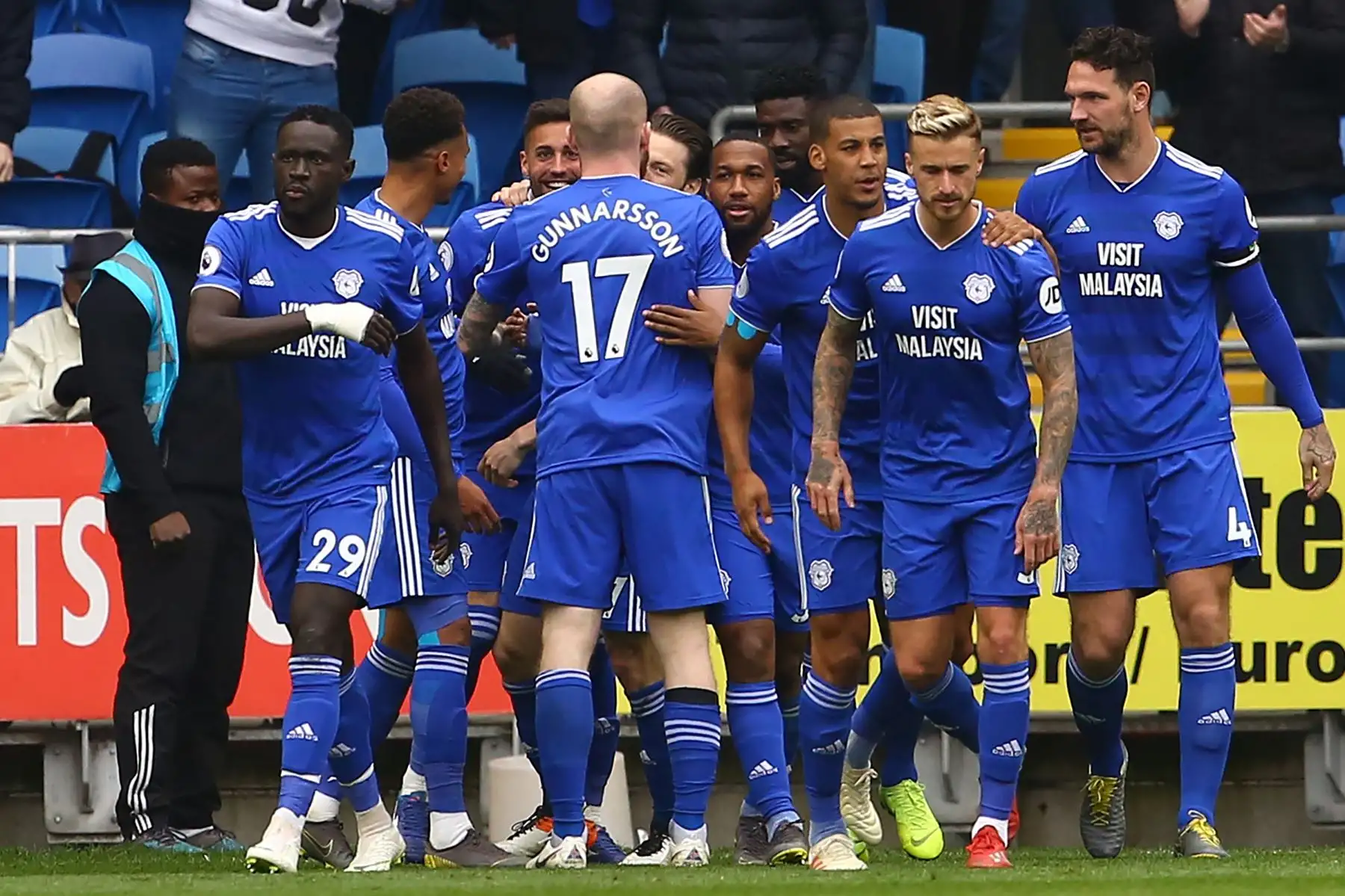 El mediocampista español de Cardiff City, Víctor Camarasa (centro izquierda) celebra con sus compañeros de equipo después de marcar el primer gol del partido de fútbol de la Premier League inglesa entre Cardiff City y Chelsea en el Cardiff City Stadium. Foto:AFP