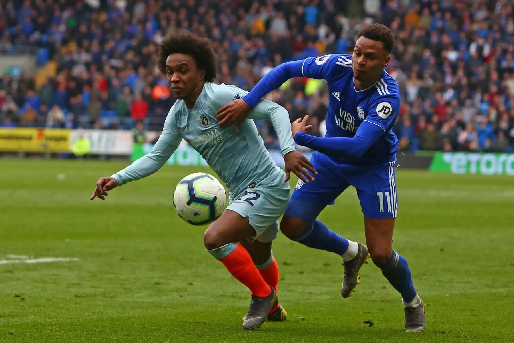 El mediocampista brasileño del Chelsea Willian (L) compite con el mediocampista inglés de Cardiff City Josh Murphy (R) durante el partido de fútbol de la Premier League inglesa entre Cardiff City y Chelsea.Foto: AFP
