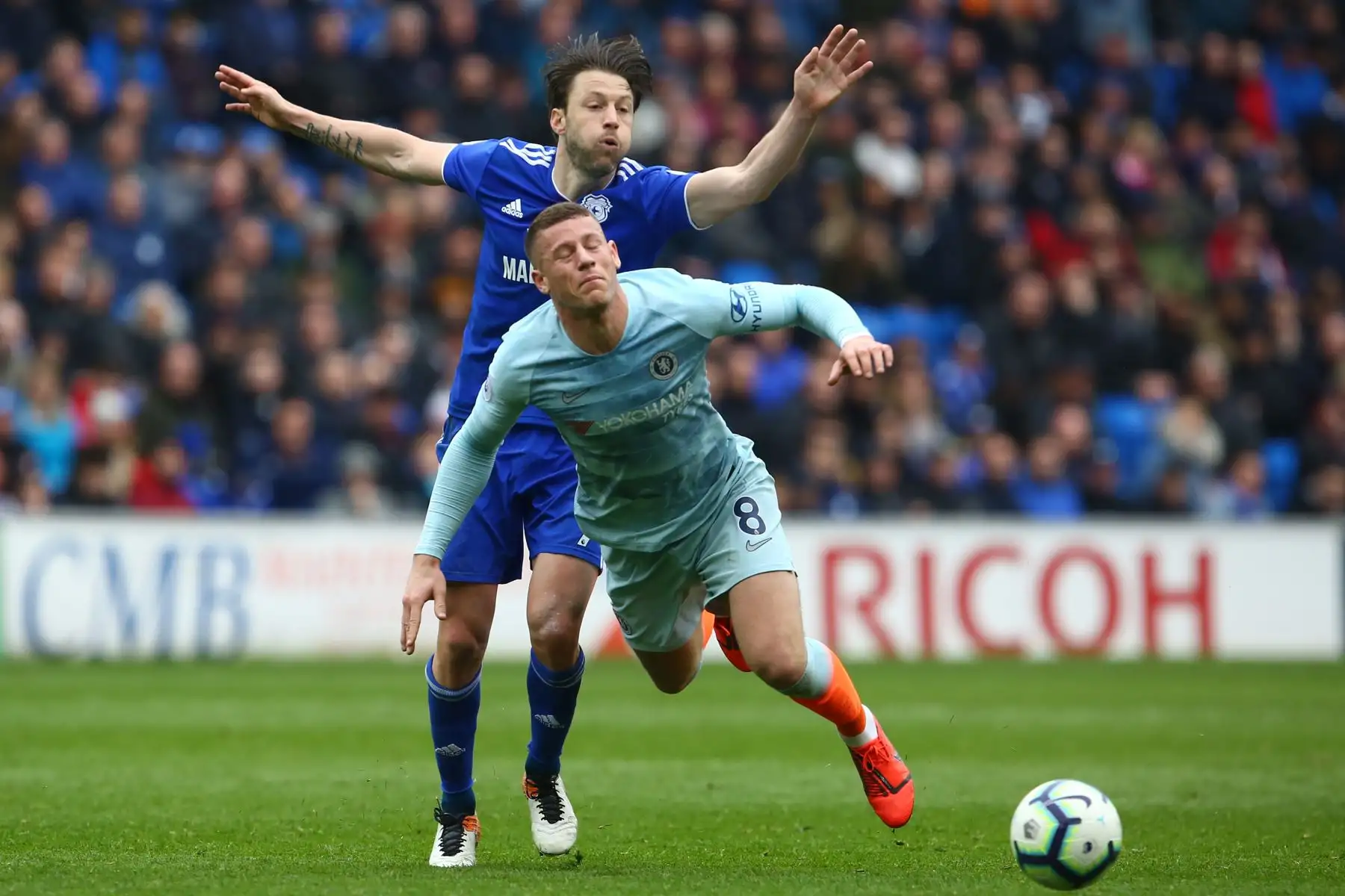 El mediocampista inglés de Cardiff City, Harry Arter (L) compite con el mediocampista inglés del Chelsea Ross Barkley durante el partido de fútbol de la Premier League inglesa entre Cardiff City y Chelsea.Foto:AFP