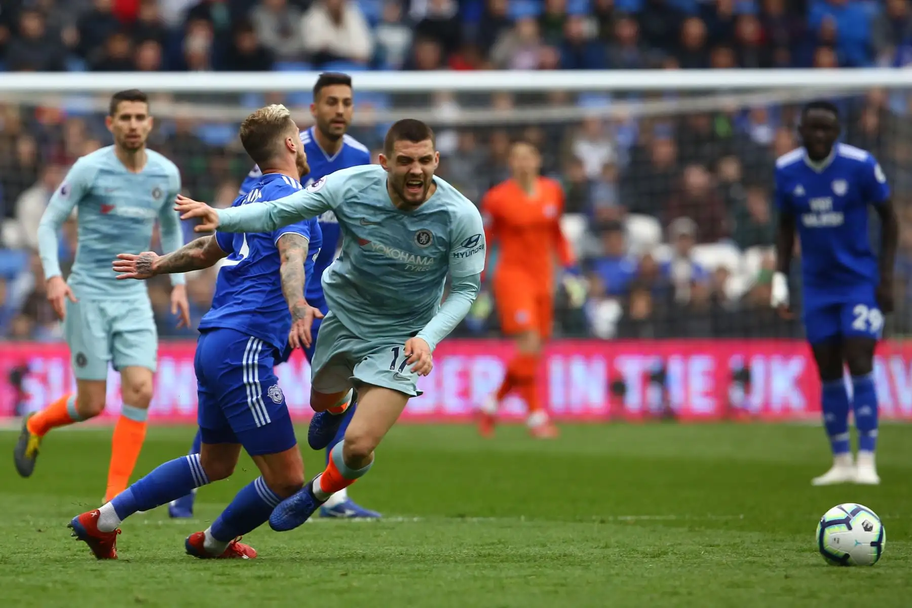 El defensor inglés de Cardiff City Joe Bennett (2nd L) y el mediocampista croata de Chelsea Mateo Kovacic (C) se enfrentarán durante el partido de fútbol de la Premier League inglesa entre Cardiff City y Chelsea.Foto:AFP