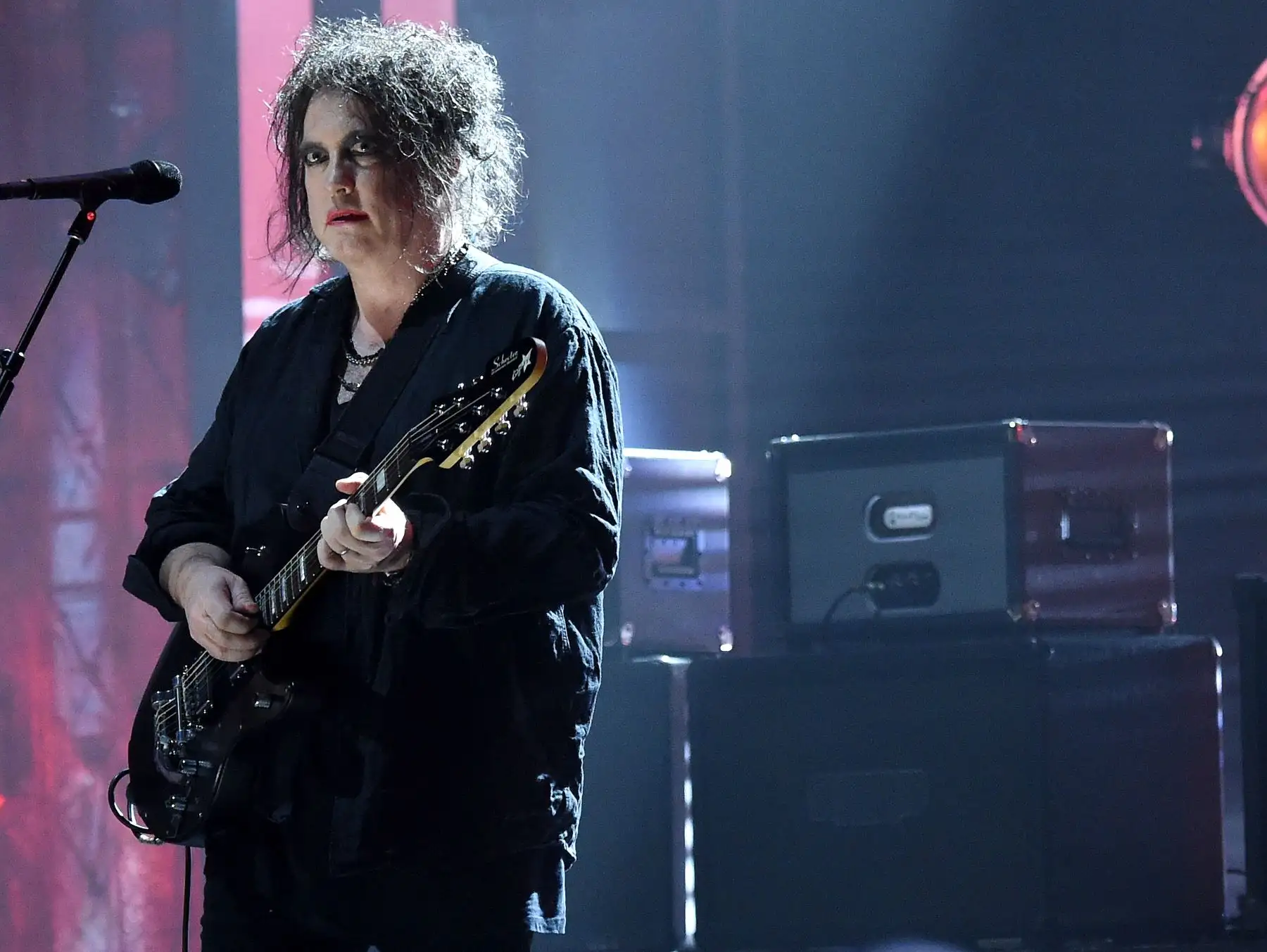 El inducido Robert Smith de The Cure se presenta en la ceremonia de inducción del Salón de la Fama del Rock & Roll de 2019 en la ciudad de Nueva York.  Foto: AFP