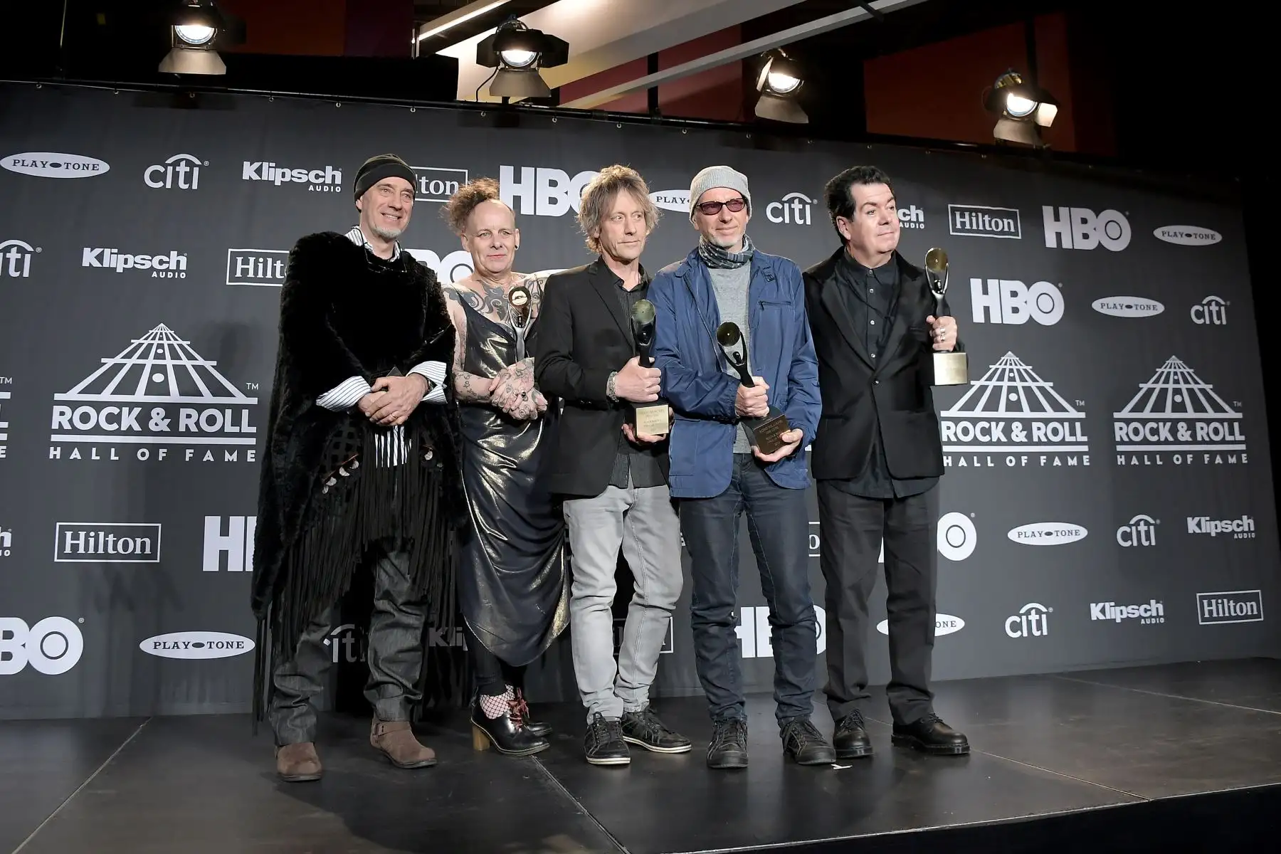 Michael Dempsey, Pearl Thompson, Perry Bamonte, Boris Williams, Lol Tolhurst de The Cure asisten a la ceremonia de inducción del Salón de la Fama del Rock & Roll 2019 en  Nueva York. Foto:AFP