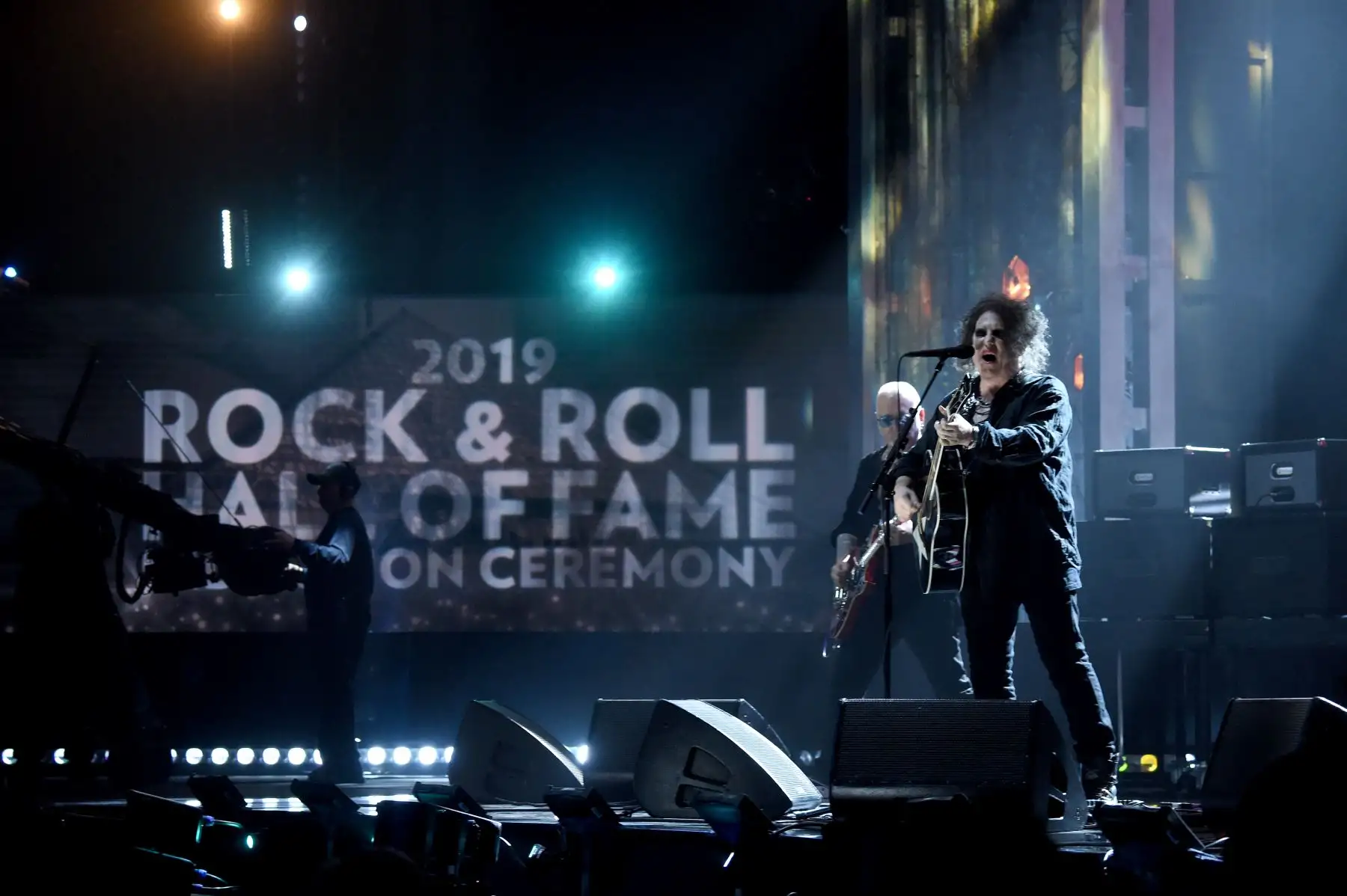 Reeves Gabrels y Robert Smith, de The Cure, se presentan en el escenario en la Ceremonia de Inducción del Salón de la Fama del Rock & Roll 2019.Foto:AFP