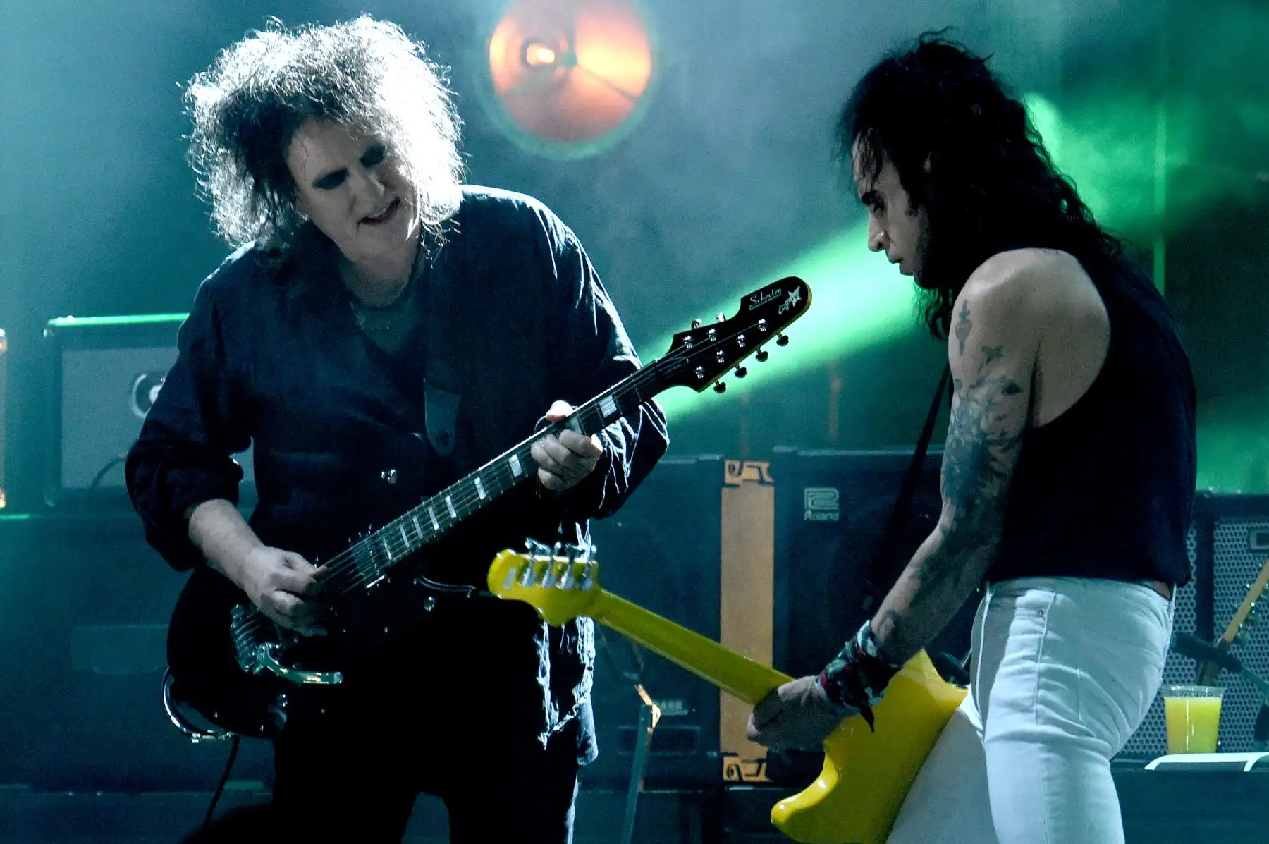 Robert Smith (L) de The Cure se presenta en la ceremonia de inducción del Salón de la Fama del Rock & Roll 2019.Foto:AFP