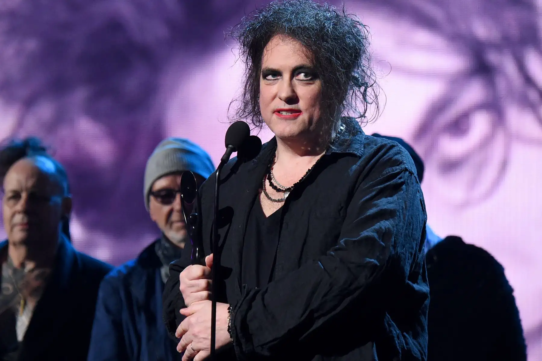El lider Robert Smith, de The Cure, habla en el escenario en la Ceremonia de Iniciación al Salón de la Fama del Rock & Roll 2019.Foto:AFP