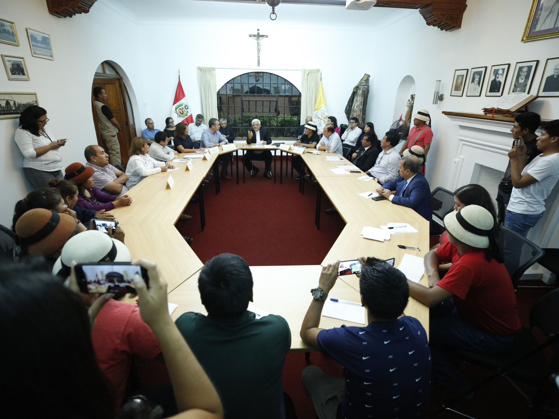 Reunión del primer ministro Salvador del Solar con comuneros de Fuerabamba en Conferencia Episcopal. Foto: ANDINA/PCM
