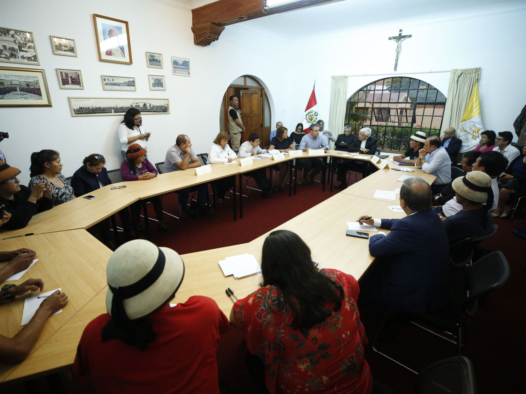 Reunión del primer ministro Salvador del Solar con comuneros de Fuerabamba en Conferencia Episcopal. Foto: ANDINA/PCM