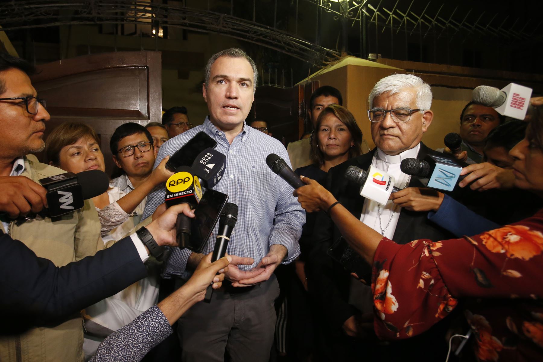 Primer ministro Salvador del Solar ofrece declaraciones tras la reunión con comuneros de Fuerabamba. Foto: ANDINA/Nathalie Sayago
