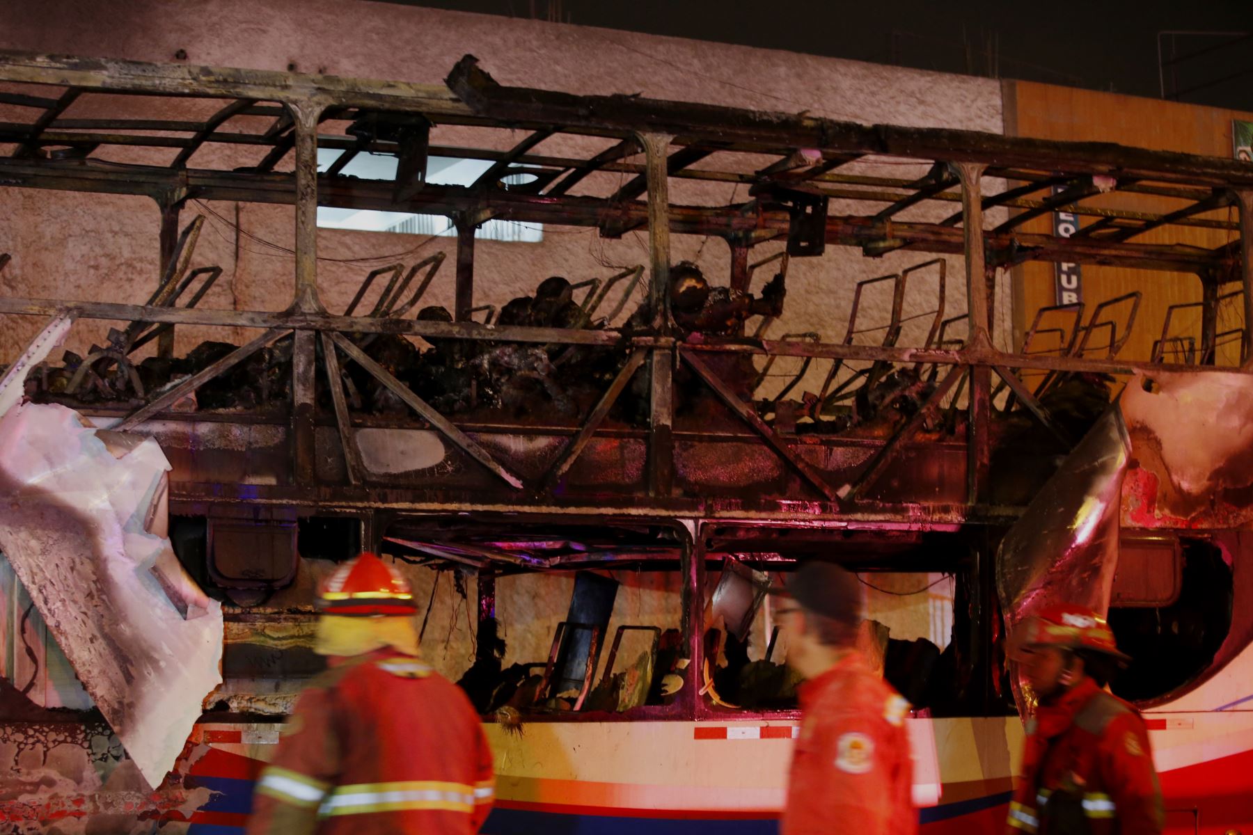 Al menos 20 muertos en incendio en ómnibus en paradero informal de Fiori. ANDINA/Nathalie Sayago