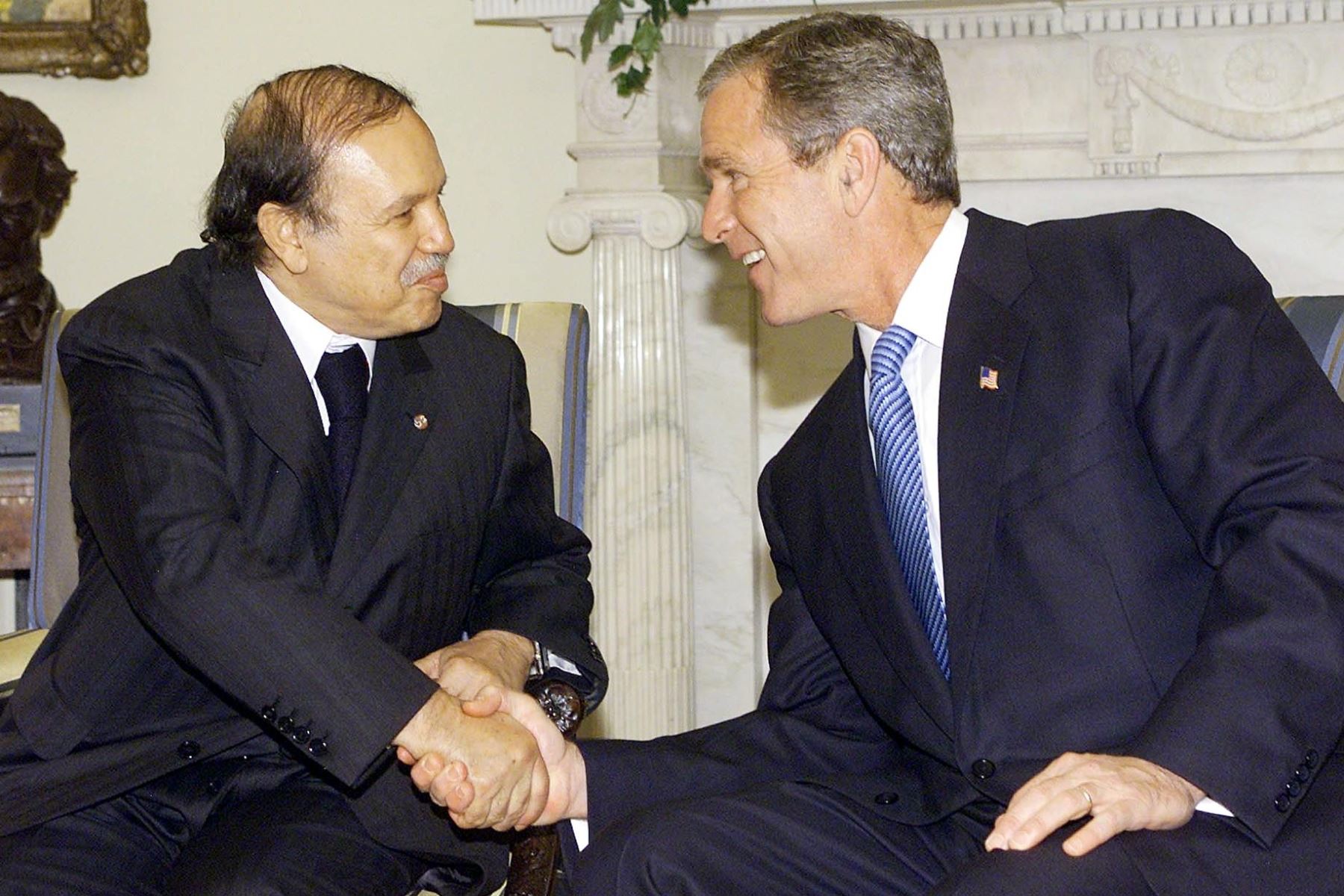 Foto de archivo del 5 de noviembre de 2001 muestra al presidente de los Estados Unidos, George W. Bush, reuniéndose con el presidente de Argelia, Abdelaziz Bouteflika, en la Casa Blanca en Washington, DC. Foto: AFP