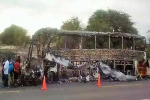 El chofer de una mototaxi murió carbonizado tras el choque frontal con un bus interprovincial, en la vía Chiclayo- Piura, que terminó incendiándose y reducido a cenizas, resultando heridos cuatro pasajeros.