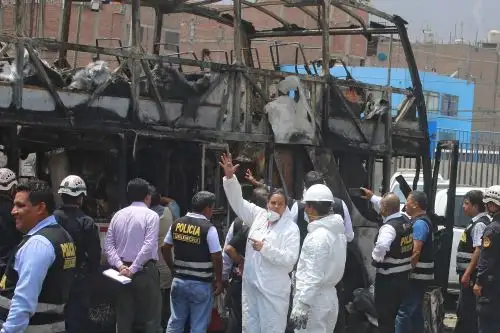 De este bus calcinado salvaron de morir LuIs Vitón y Rosa Anaya. Foto: ANDINA/Vidal Tarqui
