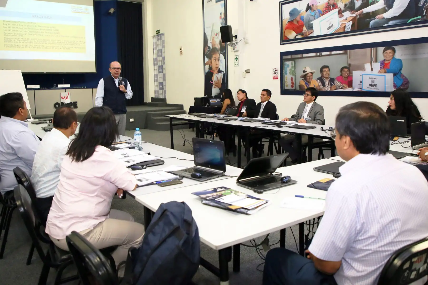 El jefe de la ONPE, Manuel Cox, exhortó al personal de las ODPE a trabajar con transparencia, neutralidad y eficiencia.