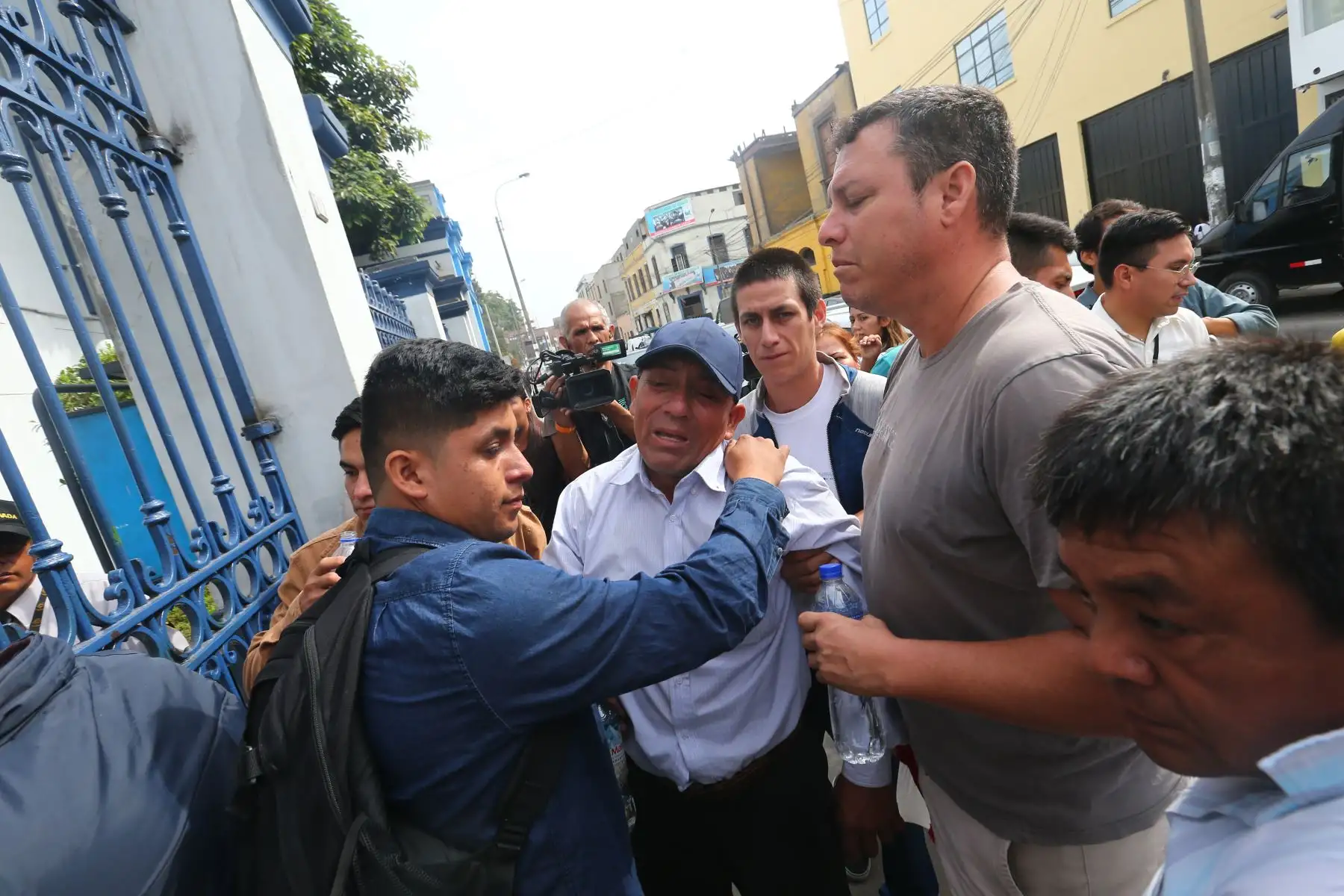 Familiares de víctimas del incendio del omnibus en terminal informal de Fiori, acuden a la Morgue Central de Lima.Foto:ANDINA/Héctor Vinces Familiares de víctimas del incendio del omnibus en terminal informal de Fiori, acuden a la Morgue Central de Lima.Foto:ANDINA/Héctor Vinces