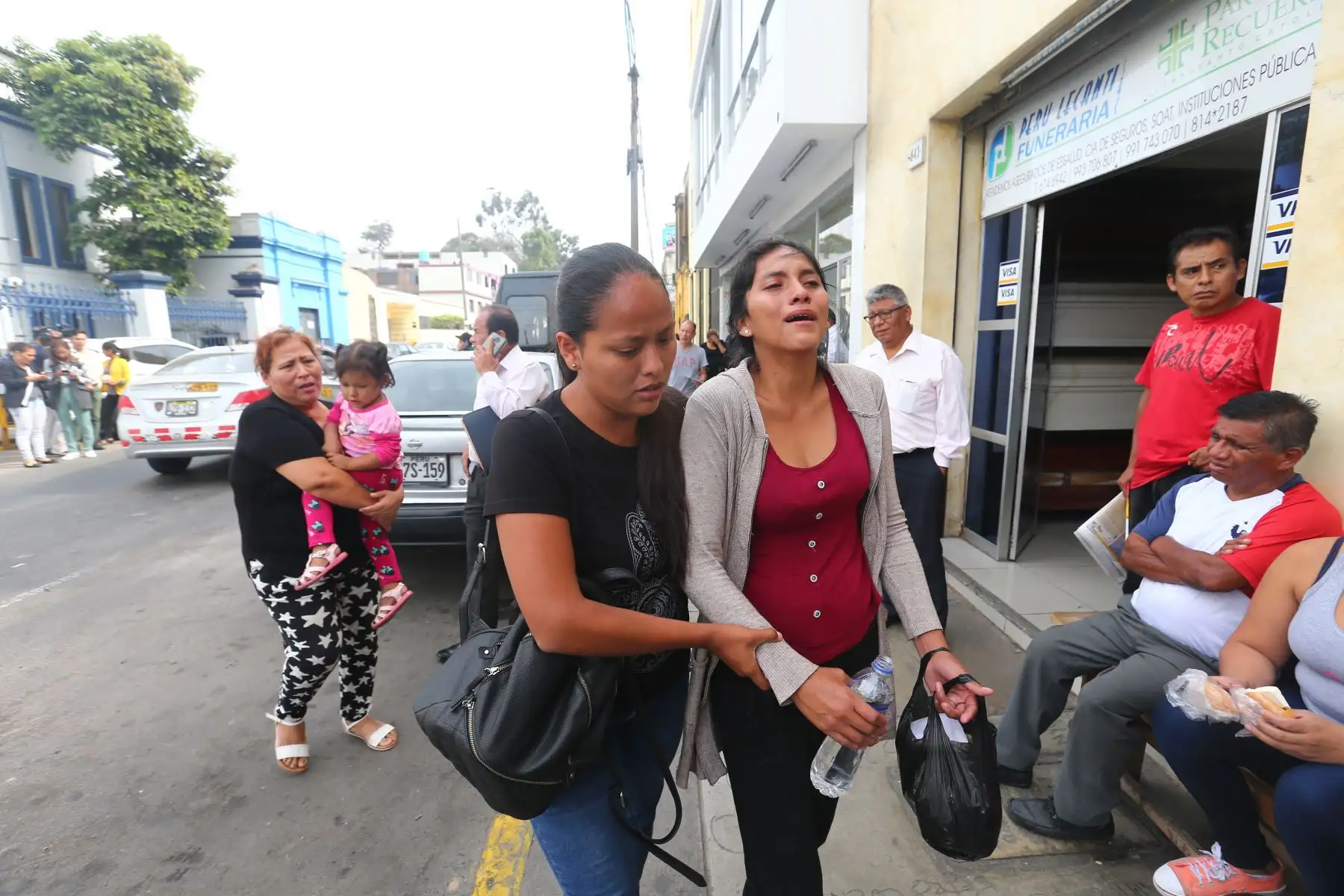 Familiares de víctimas del incendio del omnibus en terminal informal de Fiori, acuden a la Morgue Central de Lima.Foto:ANDINA/Héctor Vinces Familiares de víctimas del incendio del omnibus en terminal informal de Fiori, acuden a la Morgue Central de Lima.Foto:ANDINA/Héctor Vinces