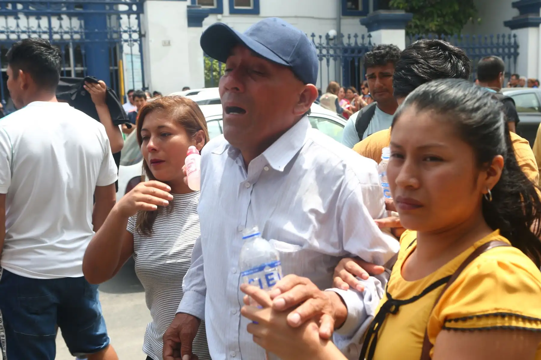 Familiares de víctimas del incendio del omnibus en terminal informal de Fiori, acuden a la Morgue Central de Lima.Foto:ANDINA/Héctor Vinces Familiares de víctimas del incendio del omnibus en terminal informal de Fiori, acuden a la Morgue Central de Lima.Foto:ANDINA/Héctor Vinces
