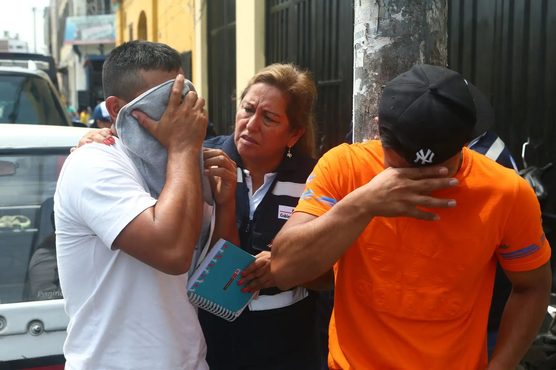 Familiares de víctimas del incendio del omnibus en terminal informal de Fiori, acuden a la Morgue Central de Lima.Foto:ANDINA/Héctor Vinces. Familiares de víctimas del incendio del omnibus en terminal informal de Fiori, acuden a la Morgue Central de Lima.Foto:ANDINA/Héctor Vinces.