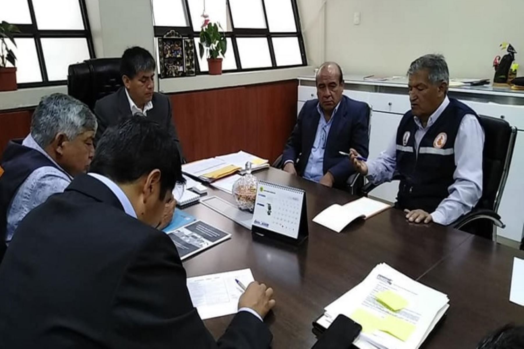 Gobernador regional de Ayacucho, Carlos Rua Carbajal, dispuso acciones inmediatas para atender las emergencia suscitada en las últimas horas por un deslizamiento en el distrito de Samugari, en el Valle de los Ríos Apurímac, Ene y Mantaro (Vraem), luego de la reunión de la Plataforma Regional de Defensa Civil.