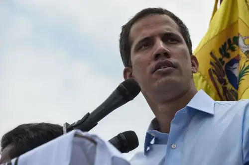 El líder de la oposición venezolana y autoproclamado presidente interino Juan Guaido pronuncia un discurso durante un mitin en San Antonio de los Altos, estado de Miranda, Venezuela, el 30 de marzo de 2019. Foto: AFP