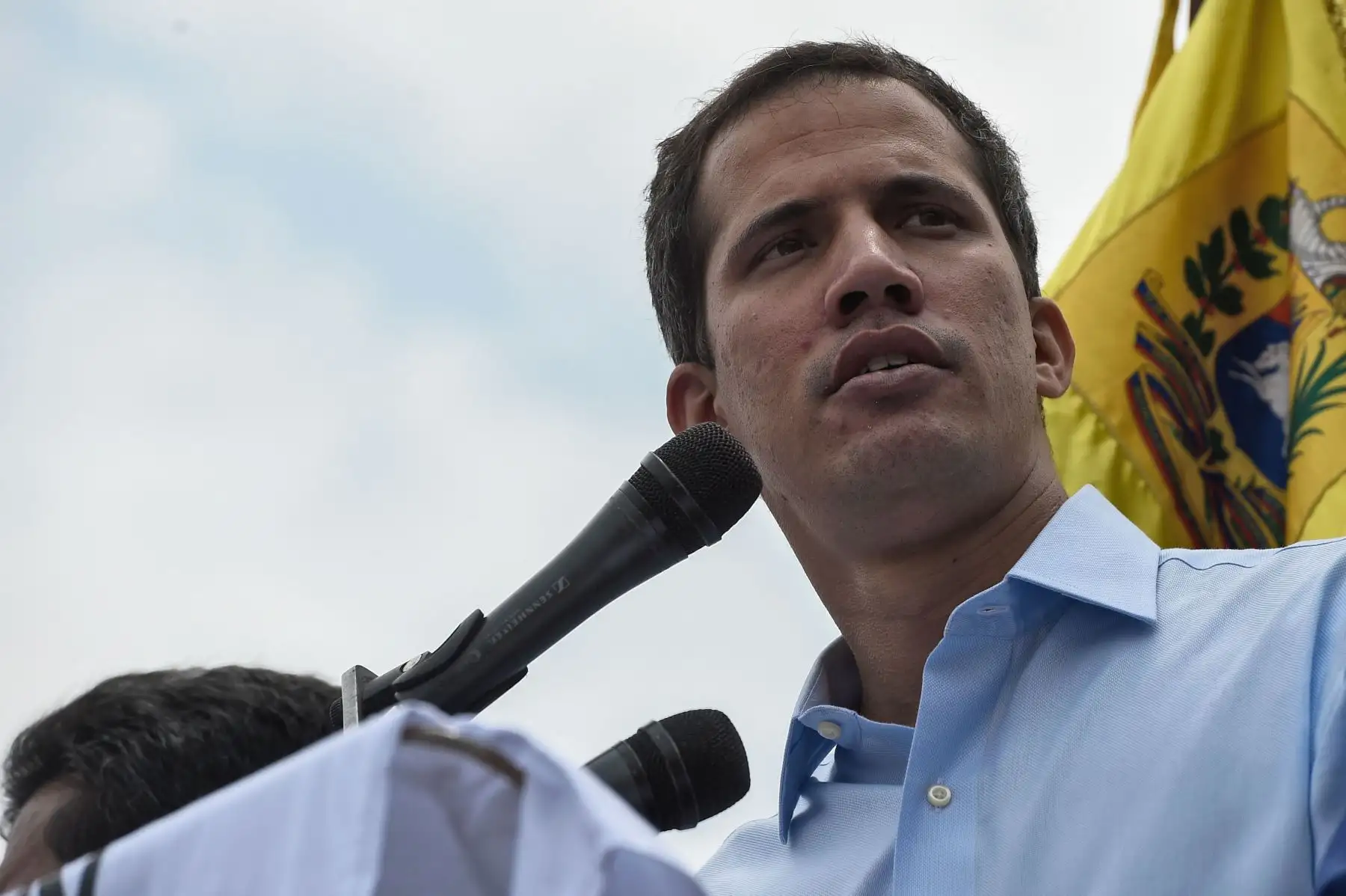 El líder de la oposición venezolana y autoproclamado presidente interino Juan Guaido pronuncia un discurso durante un mitin en San Antonio de los Altos, estado de Miranda, Venezuela, el 30 de marzo de 2019. Foto: AFP