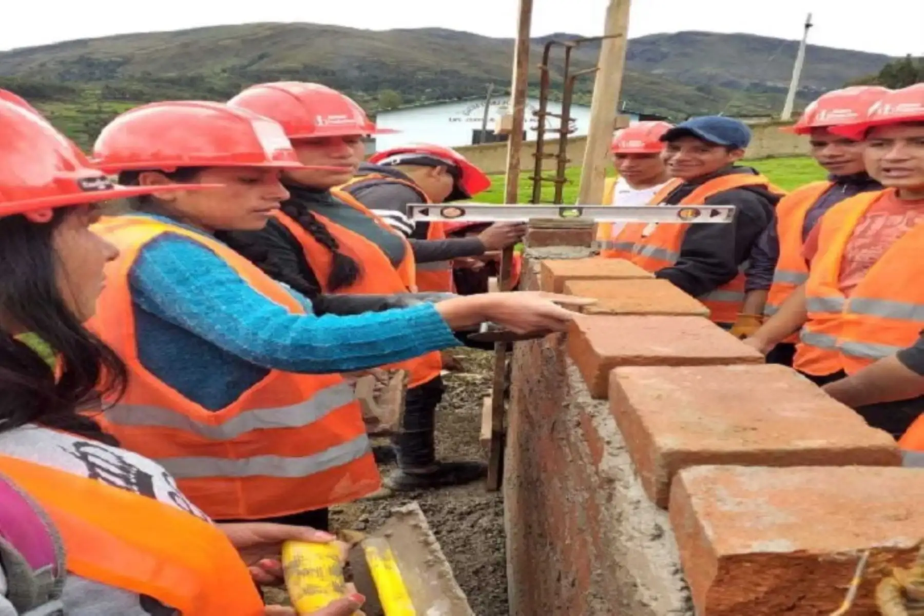 60 jóvenes huanuqueños tendrán la oportunidad de acceder a puestos de trabajo en empresas del rubro construcción y transporte pesado, tras culminar la capacitación técnico productiva brindada por el programa Jóvenes Productivos del Ministerio de Trabajo y Promoción del Empleo (MTPE), como ayudantes de albañilería y operarios de maquinaria pesada.