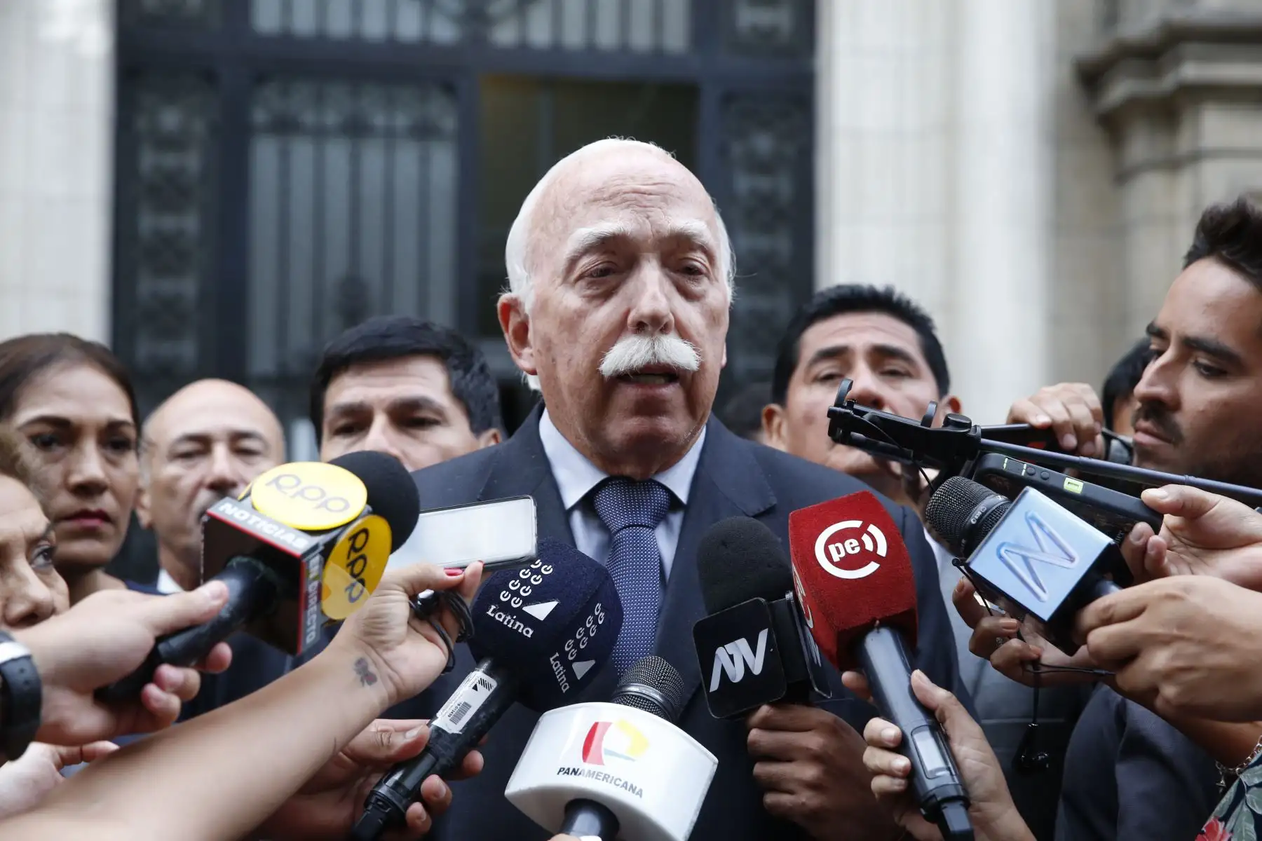 Carlos Tubino de la Bancada de Fuerza Popular se reunió con el Presidente del Consejo de Ministros. Foto: ANDINA/Nathalie Sayago