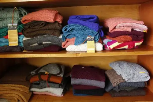 El Gobierno Regional de Arequipa entregará por primera vez 6,000 kits de abrigo, consistentes en chompas, gorras y medias de fibra de alpaca confeccionadas a mano por mujeres de las zonas altas de la región, informó Renzo Valencia Chávez, jefe de la Oficina Regional de Defensa Civil.ANDINA