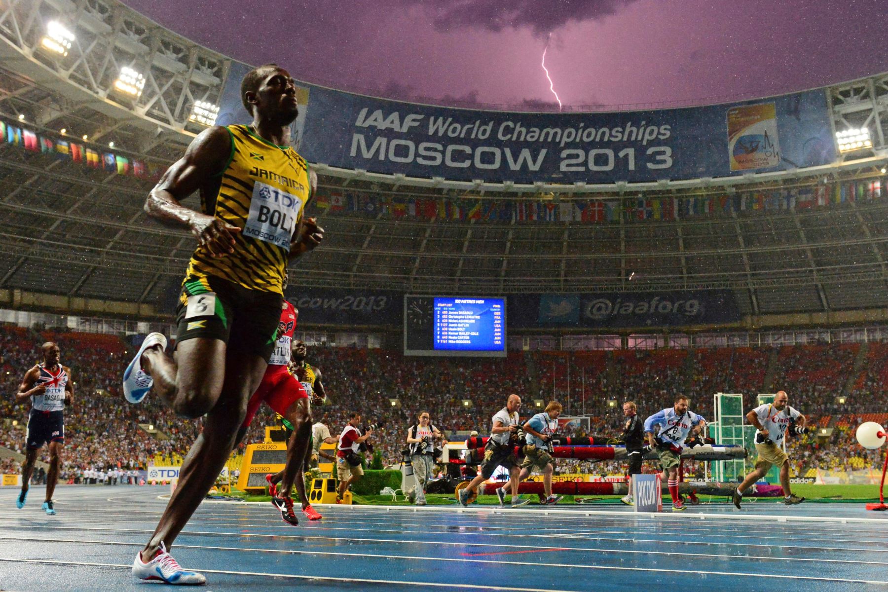 Usain Bolt gana la final de 100 metros en el Campeonato Mundial de la IAAF 2013 en el estadio Luzhniki en Moscú el 11 de agosto de 2013, mientras un rayo cae en el cielo. Foto: AFP