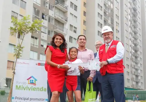 Ministro de Vivienda, Construcción y Saneamiento, Carlos Bruce, entrega llaves de inmuebles a familias en El Agustino.