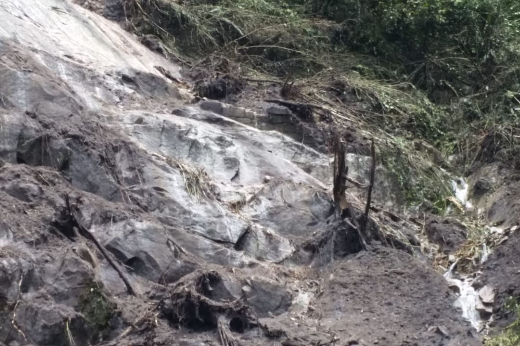 Personal del Parque Arqueológico de Machu Picchu evalúa los daños ocasionados por el deslizamiento de tierra y piedras registrado esta mañana en el sector Andenes Orientales.