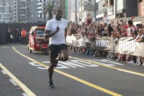02/04/2019   El atleta jamaiquino, Usain Bolt, corre al lado de un mototaxista en el Malecón Cisneros de Miraflores. Foto: ANDINA/Jhony Laurente