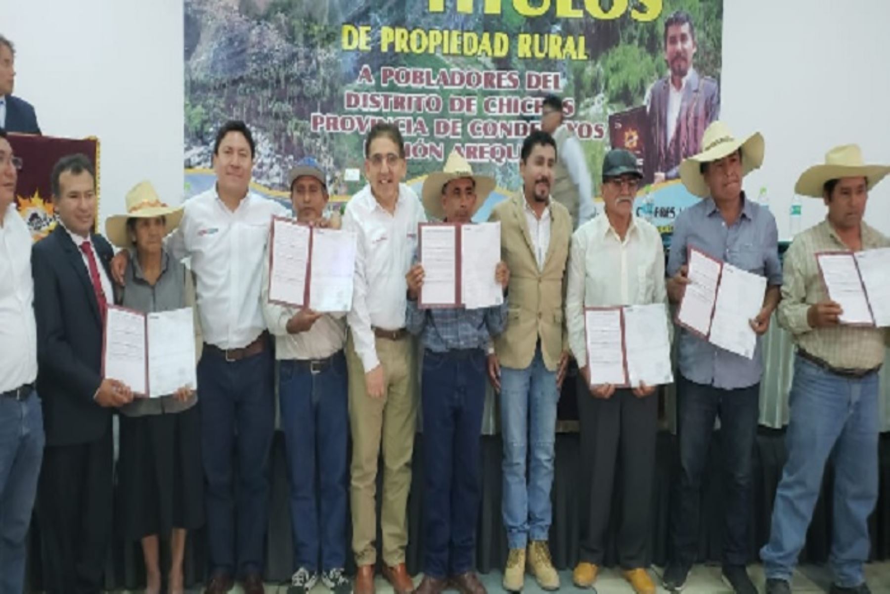 El Ministerio de Agricultura y Riego (Minagri) entregó hoy 411 títulos de propiedad a los pobladores rurales del distrito de Chichas, provincia de Condesuyo, región Arequipa.