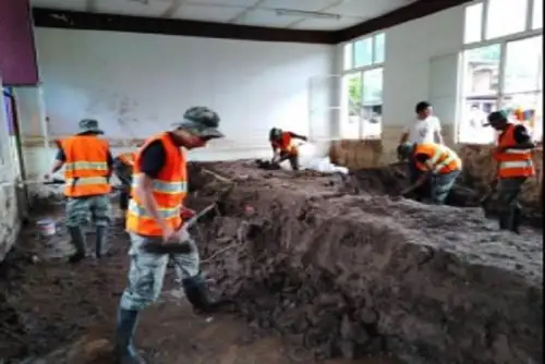 Personal del Ejército continúa con el apoyo a la población del centro poblado Puente Paucartambo, distrito de Villa Rica, provincia de Oxapampa, región Pasco, en la limpieza y recojo de escombros, tras el deslizamiento ocurrido en esa zona el pasado 28 de marzo, producto de las intensas lluvias.