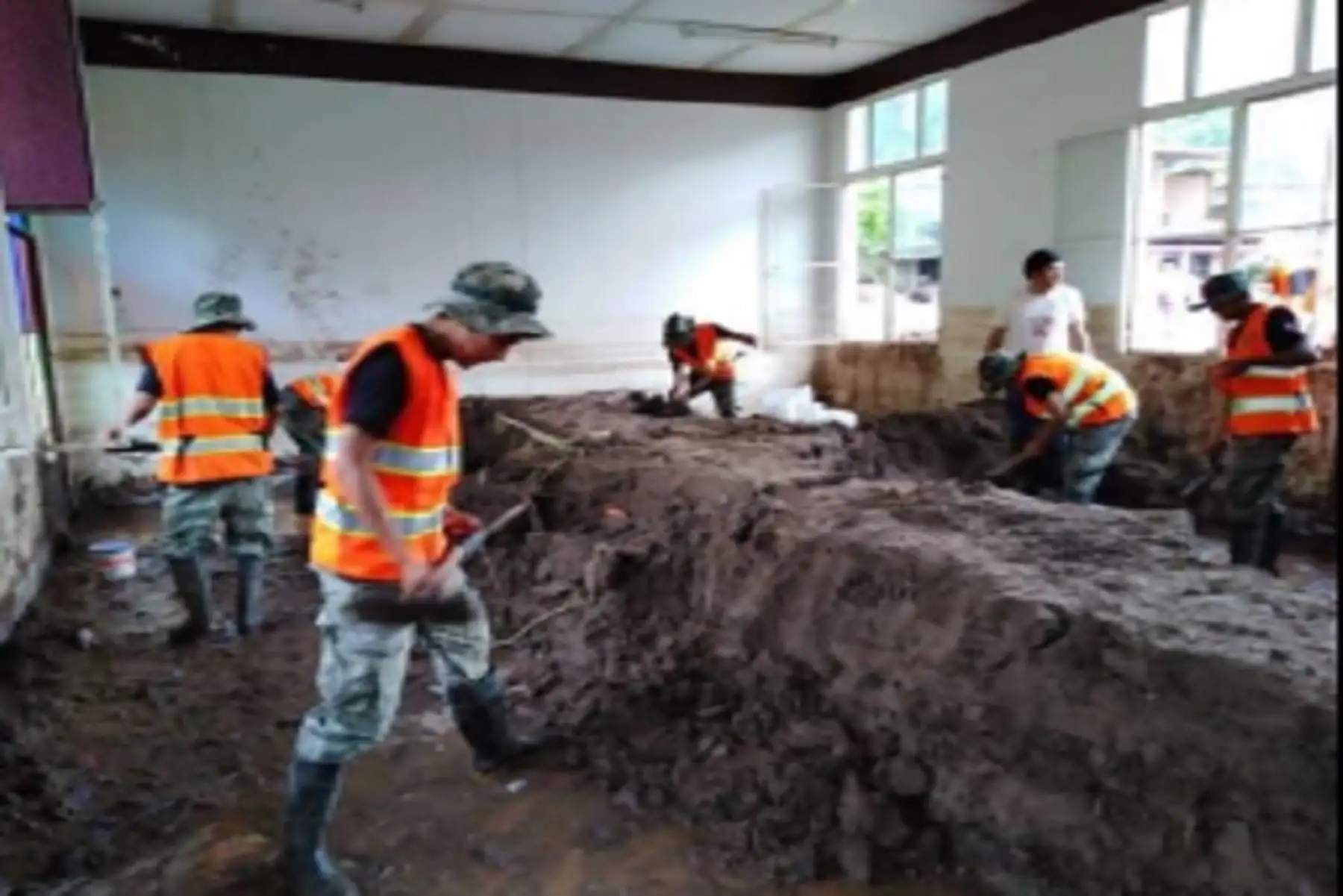 Personal del Ejército continúa con el apoyo a la población del centro poblado Puente Paucartambo, distrito de Villa Rica, provincia de Oxapampa, región Pasco, en la limpieza y recojo de escombros, tras el deslizamiento ocurrido en esa zona el pasado 28 de marzo, producto de las intensas lluvias.