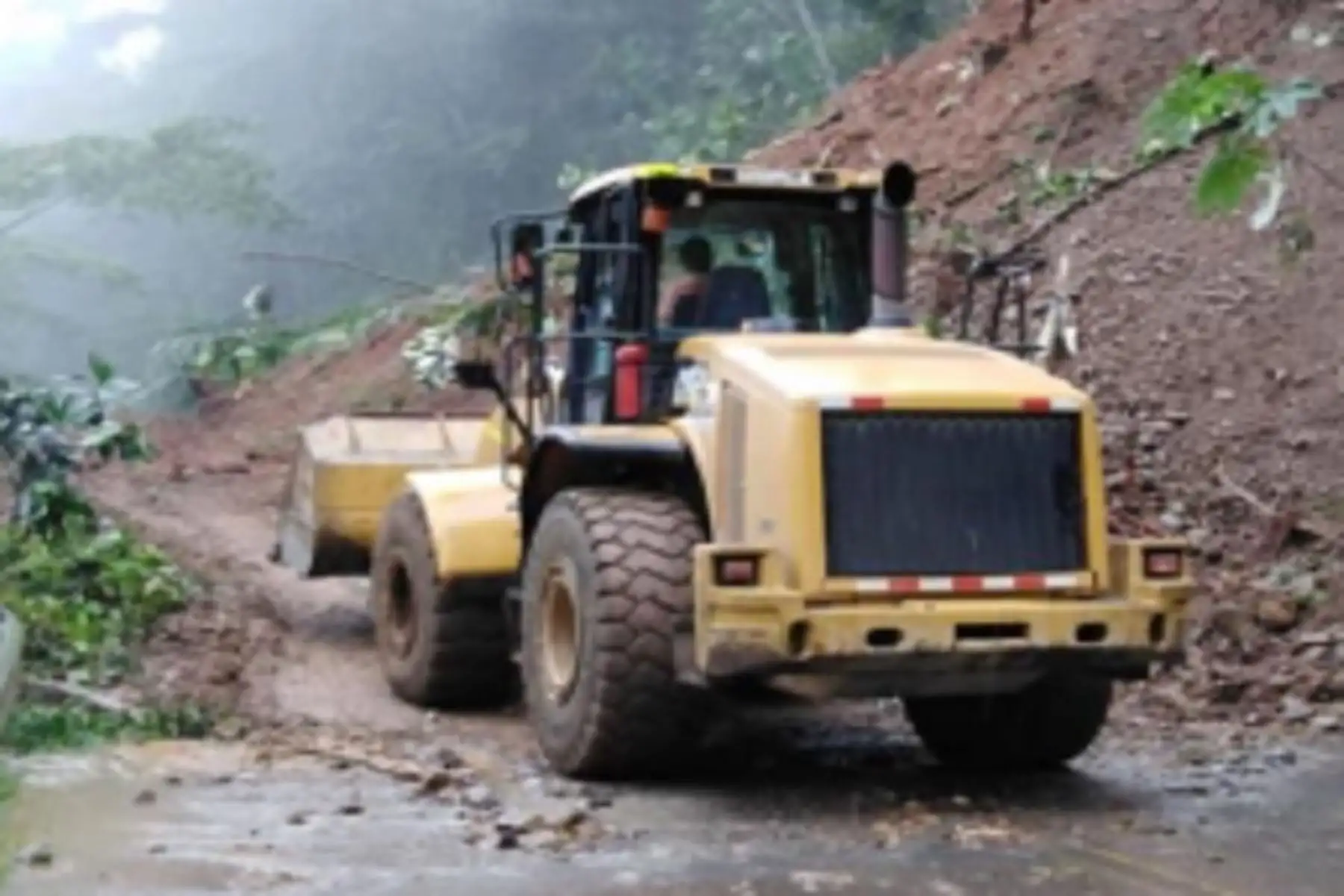 Con apoyo de maquinaria pesada, el Gobierno Regional de Ayacucho inició los trabajos de limpieza en las vías afectadas por los huaicos registrados en el distrito Samugari, provincia de La Mar, departamento de Ayacucho, y que alcanzó hasta el río Apurímac.