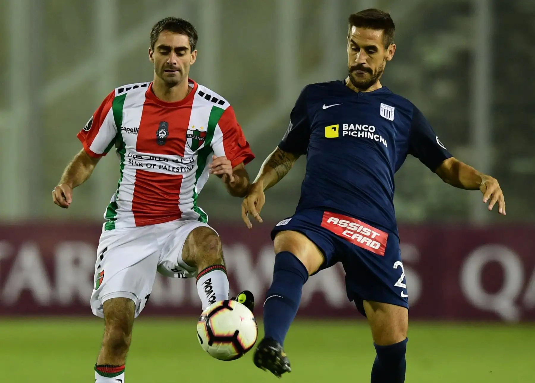 El palestino Diego Rosende (L) de Chile compite por la pelota con la Alianza Lima Tomas Costa de Perú durante su partido de fútbol de la Copa Libertadores 2019 en el estadio Monumental de Santiago de Chile.Foto: AFP