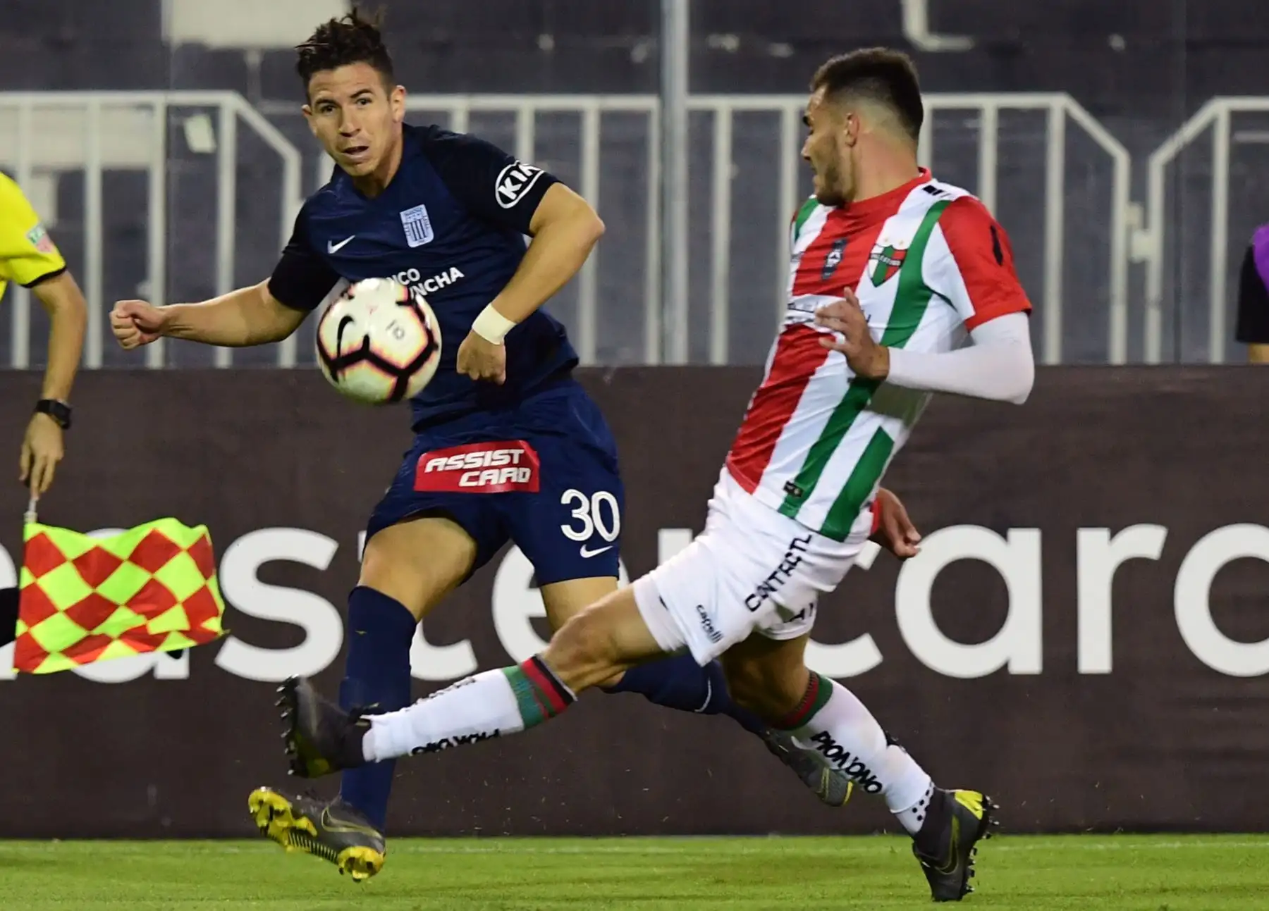 El palestino chileno Luis del Pino (R) compite por el balón con el futbolista de Alianza Lima, Adrián Ugarriza (L), durante un partido de fútbol de la Copa Libertadores en el estadio Monumental de Santiago.Foto:AFP