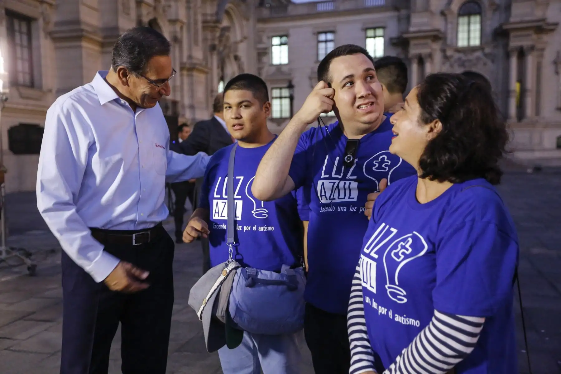 Jefe de Estado preside ceremonia de encendido de luz azul de la fachada de Palacio de Gobierno en el marco del Día Mundial de Concienciación sobre el Autismo. Foto: ANDINA/Presidencia