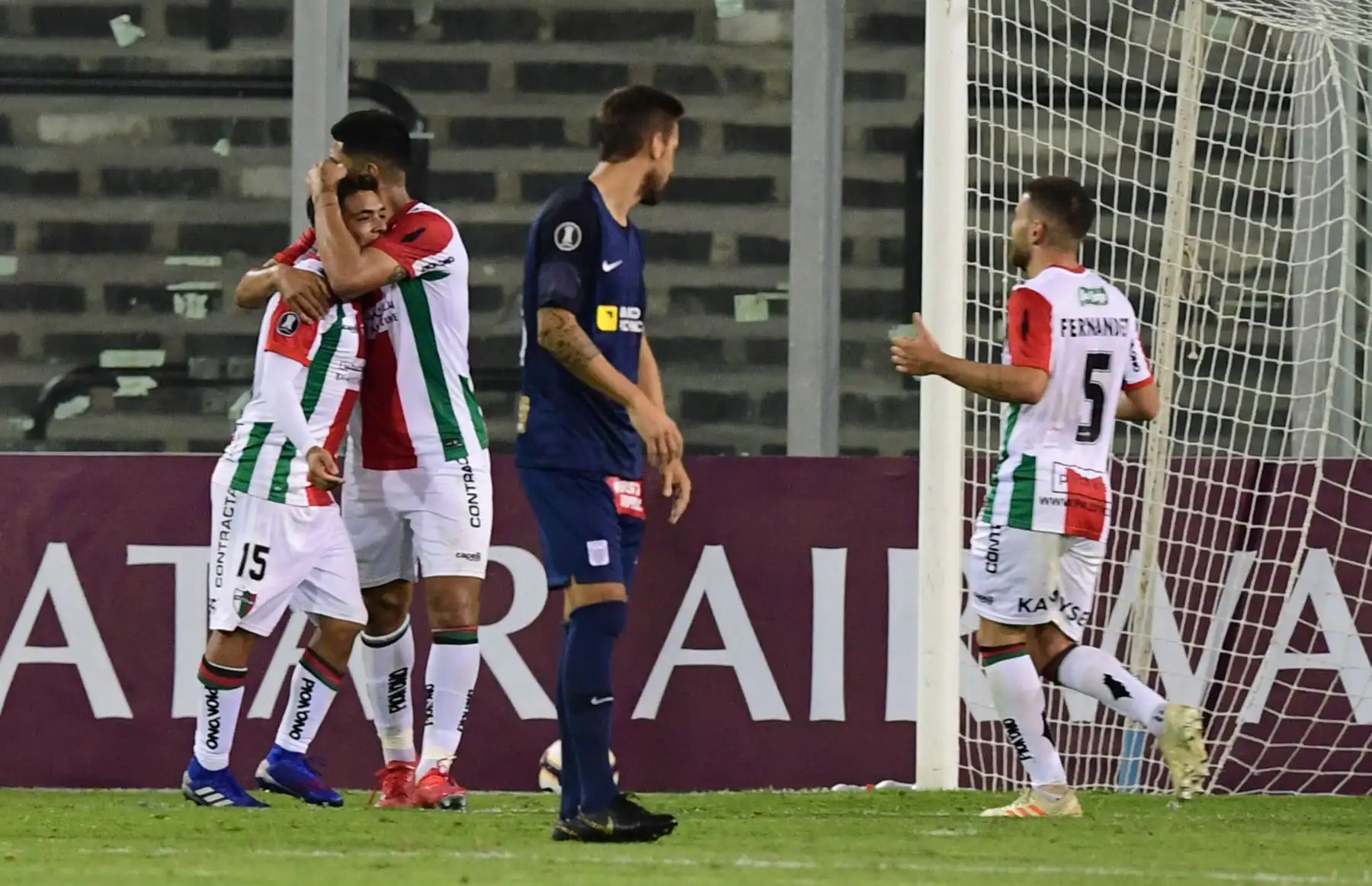 El palestino chileno Fabian Ahumada (L) celebra después de marcar un gol contra la Alianza Lima de Perú durante un partido de fútbol de la Copa Libertadores en el estadio Monumental de Santiago.Foto:AFP